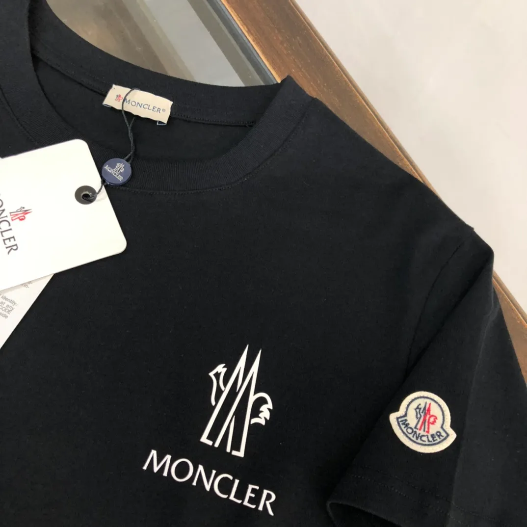 P160 Moncler/Mongolian new summer short-sleeved T-shirt. The letters on the chest are printed and embellished with the brand logo on the side sleeves. It is highly recognizable. This T-shirt is the crystallization of Moncler’s pure personality and functionality. It is specially designed for creating a casual look. It is suitable for matching with various clothing. It is made of custom-woven high-density cotton fabric! Black White S-XL (larger version, please please height and weight when ordering)