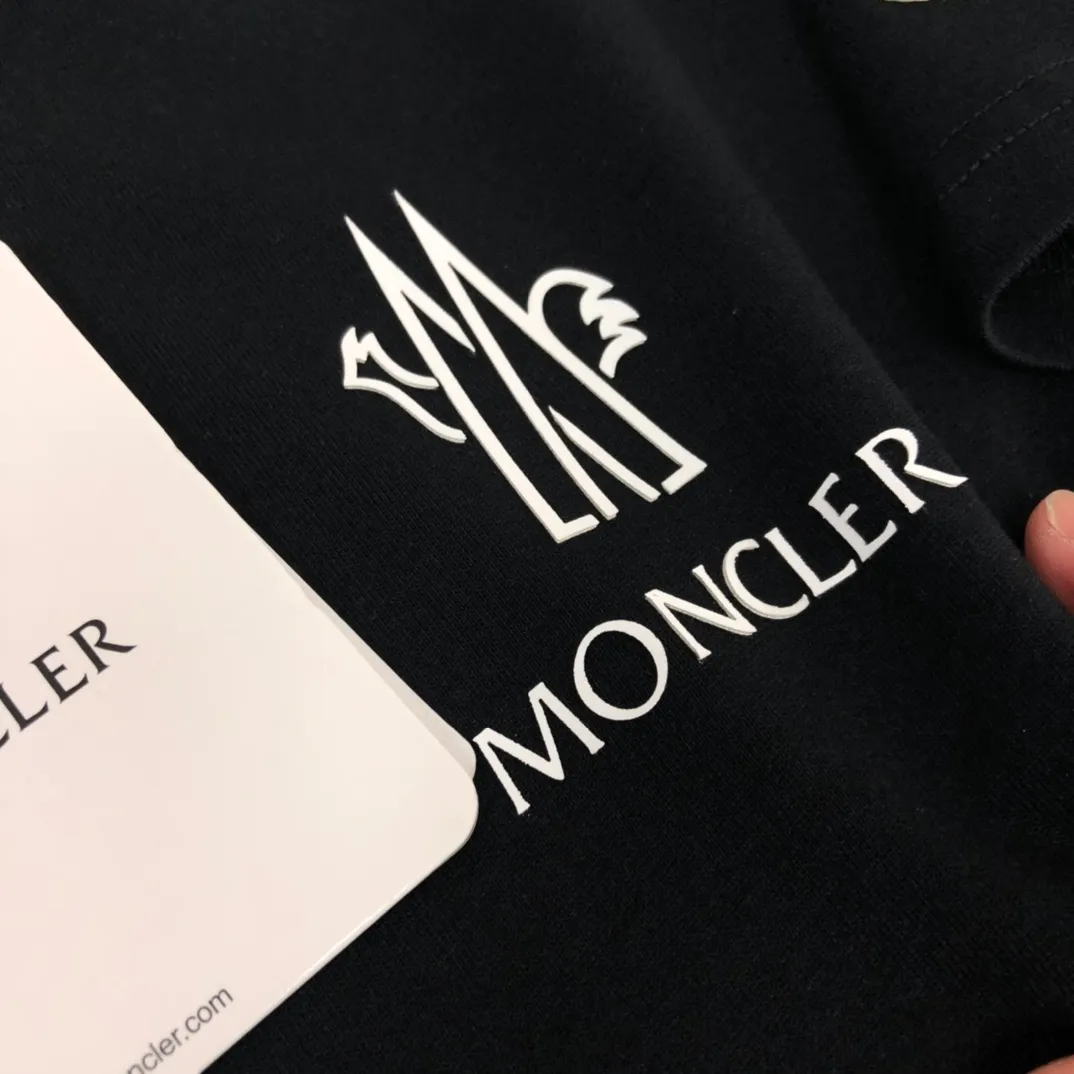 P160 Moncler/Mongolian new summer short-sleeved T-shirt. The letters on the chest are printed and embellished with the brand logo on the side sleeves. It is highly recognizable. This T-shirt is the crystallization of Moncler’s pure personality and functionality. It is specially designed for creating a casual look. It is suitable for matching with various clothing. It is made of custom-woven high-density cotton fabric! Black White S-XL (larger version, please please height and weight when ordering)
