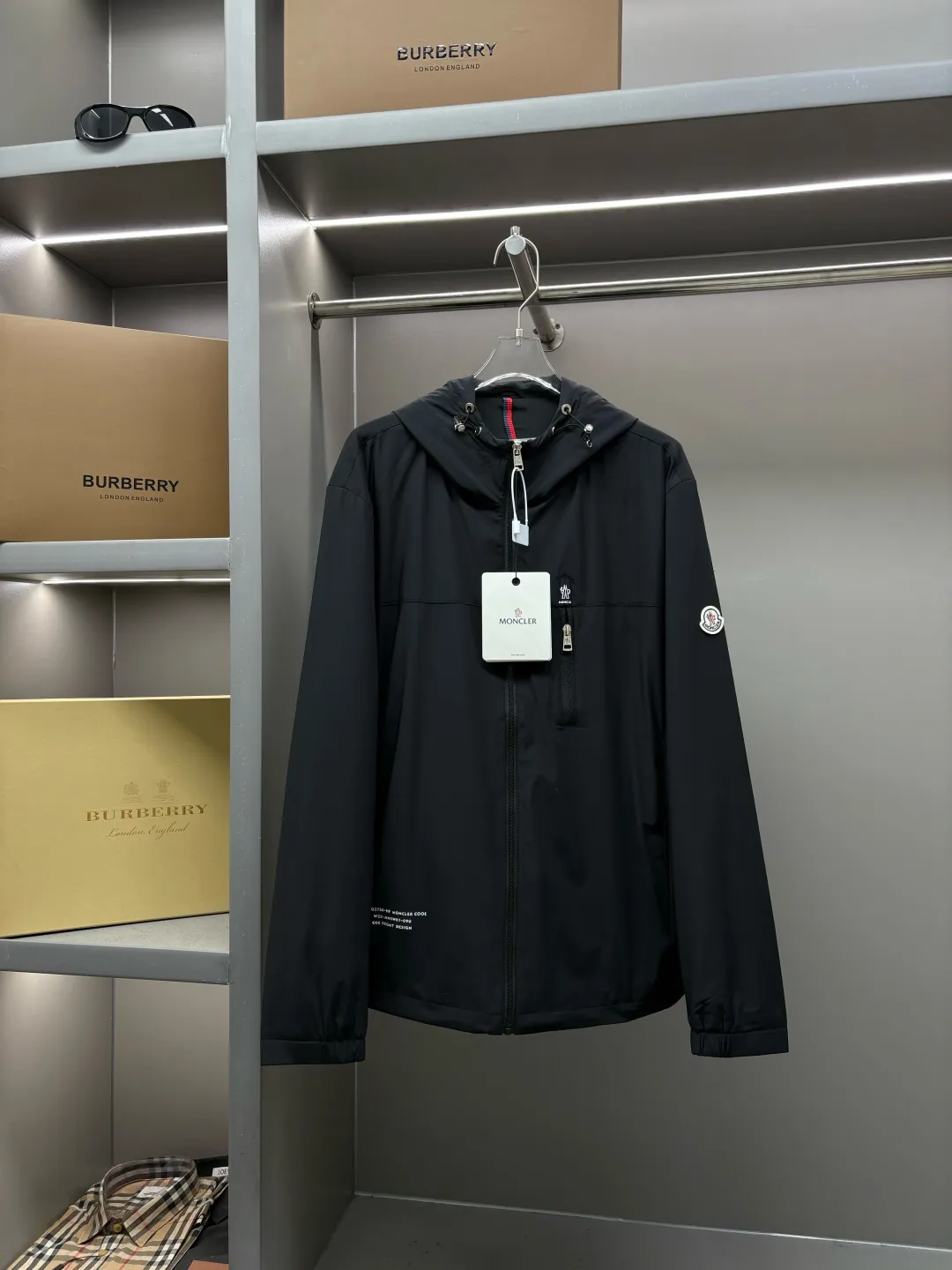 P560 Moncler new letter cotton jacket original fabric original accessories official same style Made of imported polyester fabric, customized fabric dyed in the same vat. Very comfortable and smooth to the touch. Very wide and stylish. Will not deform after long-term wear. Produced by a first-line brand factory. The label is full and textured. The latest style for autumn and winter. Fashionable and personalized. Super versatile and good-looking. Very suitable for both men and women. A must-have for everyone. Color: Black Royal Blue Size: L-4XL