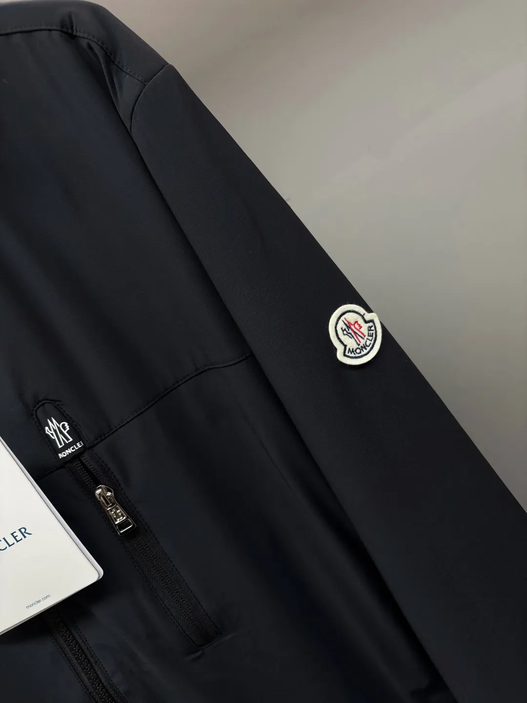 P560 Moncler new letter cotton jacket original fabric original accessories official same style Made of imported polyester fabric, customized fabric dyed in the same vat. Very comfortable and smooth to the touch. Very wide and stylish. Will not deform after long-term wear. Produced by a first-line brand factory. The label is full and textured. The latest style for autumn and winter. Fashionable and personalized. Super versatile and good-looking. Very suitable for both men and women. A must-have for everyone. Color: Black Royal Blue Size: L-4XL