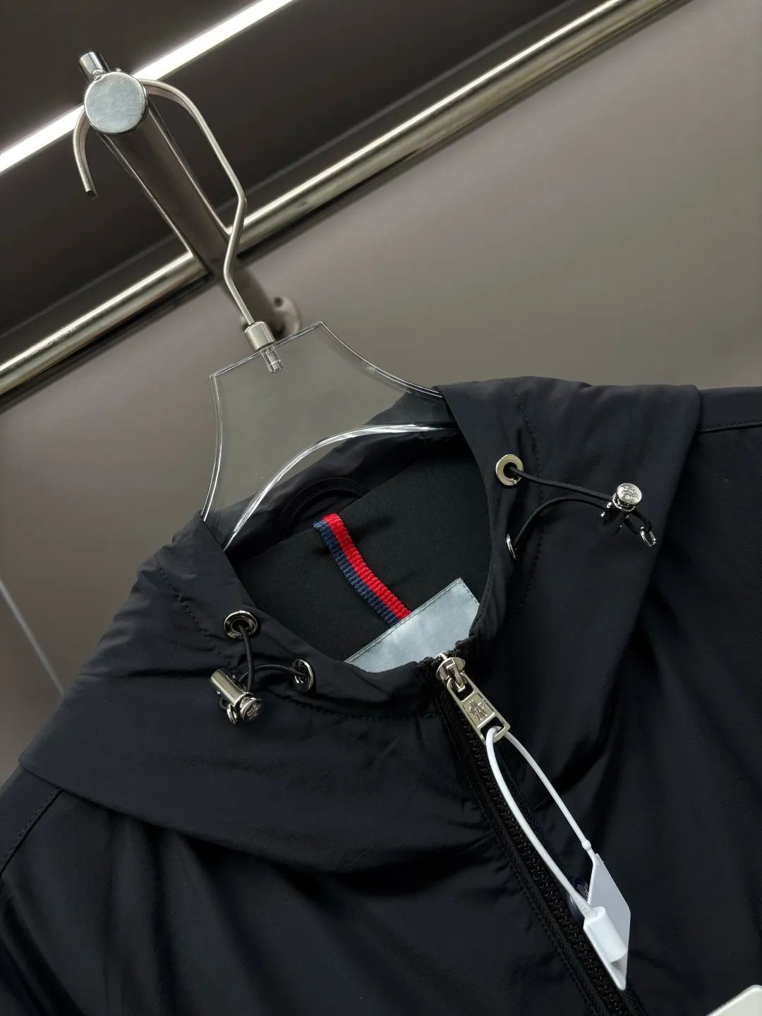 P560 Moncler new letter cotton jacket original fabric original accessories official same style Made of imported polyester fabric, customized fabric dyed in the same vat. Very comfortable and smooth to the touch. Very wide and stylish. Will not deform after long-term wear. Produced by a first-line brand factory. The label is full and textured. The latest style for autumn and winter. Fashionable and personalized. Super versatile and good-looking. Very suitable for both men and women. A must-have for everyone. Color: Black Royal Blue Size: L-4XL