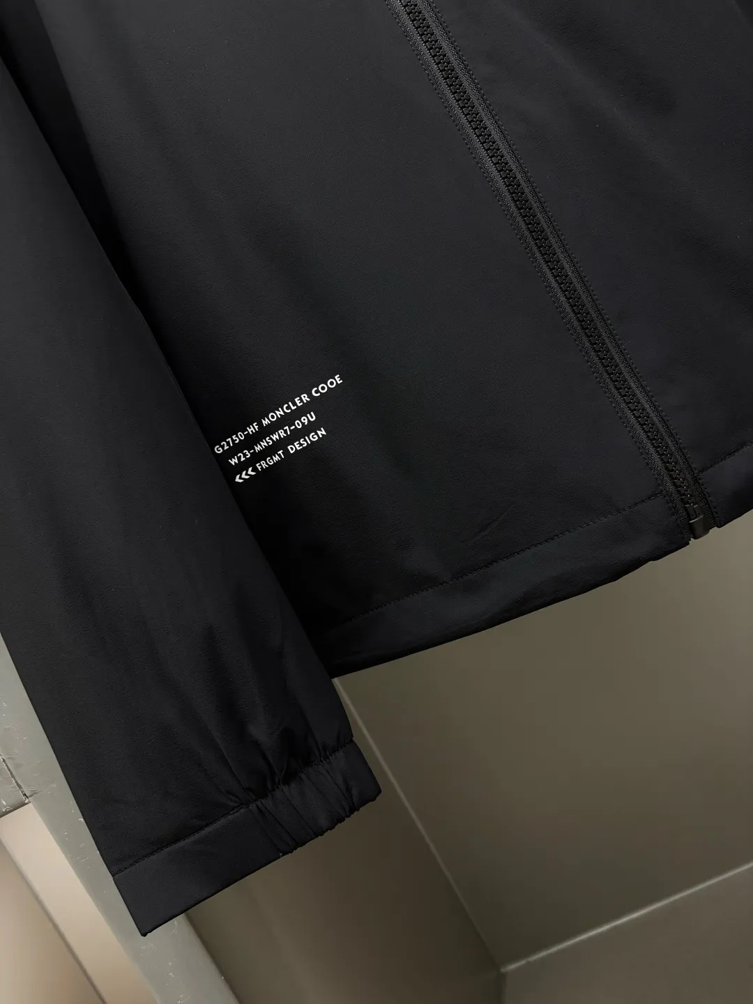 P560 Moncler new letter cotton jacket original fabric original accessories official same style Made of imported polyester fabric, customized fabric dyed in the same vat. Very comfortable and smooth to the touch. Very wide and stylish. Will not deform after long-term wear. Produced by a first-line brand factory. The label is full and textured. The latest style for autumn and winter. Fashionable and personalized. Super versatile and good-looking. Very suitable for both men and women. A must-have for everyone. Color: Black Royal Blue Size: L-4XL