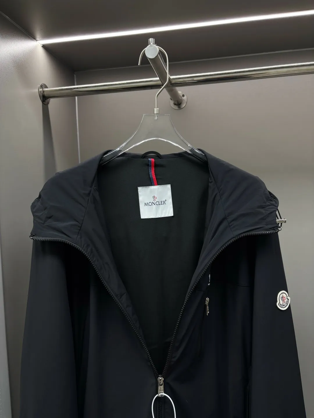 P560 Moncler new letter cotton jacket original fabric original accessories official same style Made of imported polyester fabric, customized fabric dyed in the same vat. Very comfortable and smooth to the touch. Very wide and stylish. Will not deform after long-term wear. Produced by a first-line brand factory. The label is full and textured. The latest style for autumn and winter. Fashionable and personalized. Super versatile and good-looking. Very suitable for both men and women. A must-have for everyone. Color: Black Royal Blue Size: L-4XL