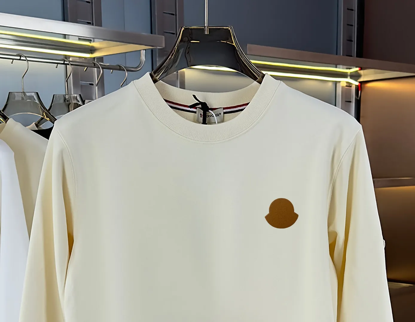 P210 High-version sweatshirt) [Long-term stock] 〖𝐌𝐎𝐍𝐂𝐋𝐄𝐑~Mask〗 Made of 440g heavy-weight fabric. It is different from the market currency. It can be matched with any variety and is properly handsome. 😎The whole dress is made of double waistcoats. The double waistcoats make the whole dress more three-dimensional. Not ordinary factories can do such fine work. 2025 Spring runway version of the T stage, on sale at the counter, round neck terry sweatshirt, high-end double-strand pure cotton, custom-made stretch ribs, dyed in the same vat, complete with three standards, matched with exquisite embroidered LOGO on the chest, simple and advanced, same style for men and women. Color: black, apricot, white, size: S M L XL 2XL