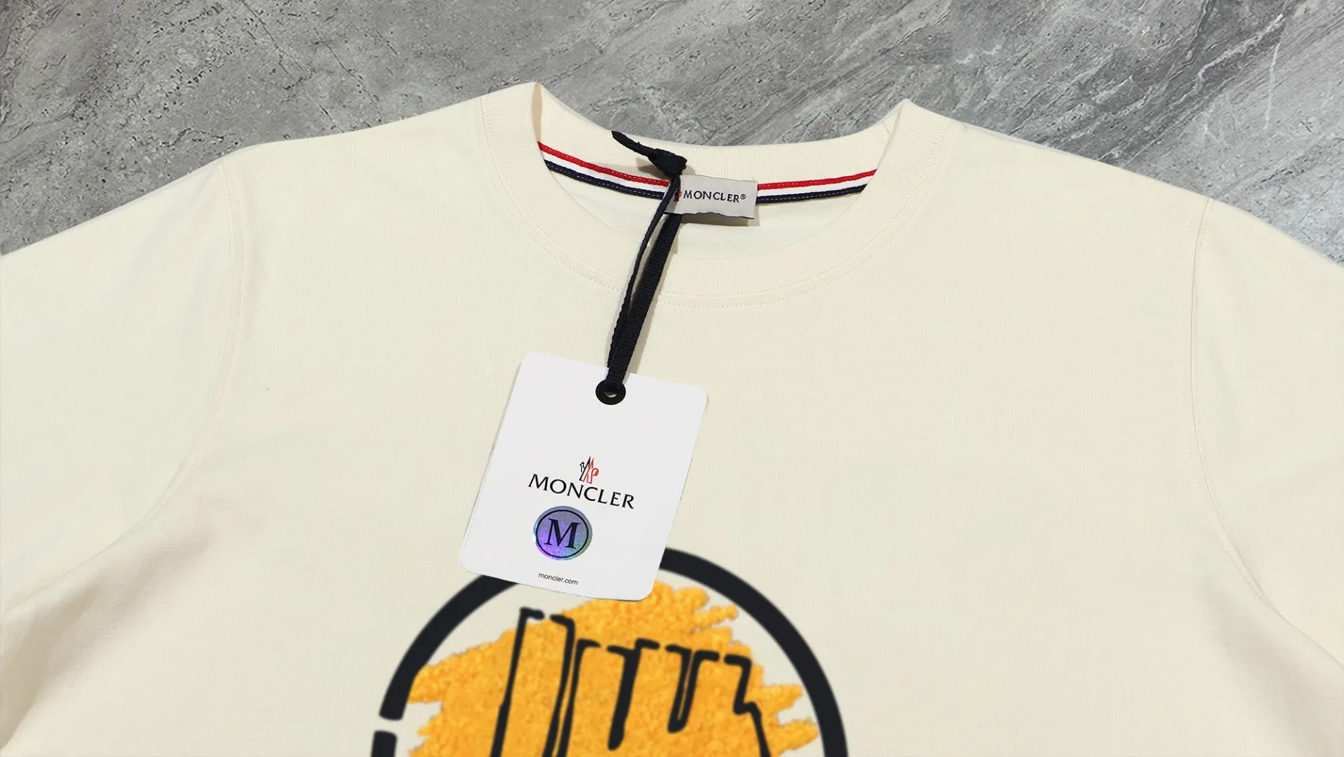 P210 High-version sweatshirt) [Long-term stock] 〖𝐌𝐎𝐍𝐂𝐋𝐄𝐑~Mask〗 Made of 440g heavy-weight fabric. It is different from the market currency. It can be matched with any variety and is properly handsome. 😎The whole dress is made of double waistcoats. The double waistcoats make the whole dress more three-dimensional. Not ordinary factories can do such fine work. 2025 Spring runway version of the T stage, on sale at the counter, round neck terry sweatshirt, high-end double-strand pure cotton, custom-made stretch ribs, dyed in the same vat, complete with three standards, matched with exquisite embroidered LOGO on the chest, simple and advanced, same style for men and women. Color: black, apricot, white, size: S M L XL 2XL