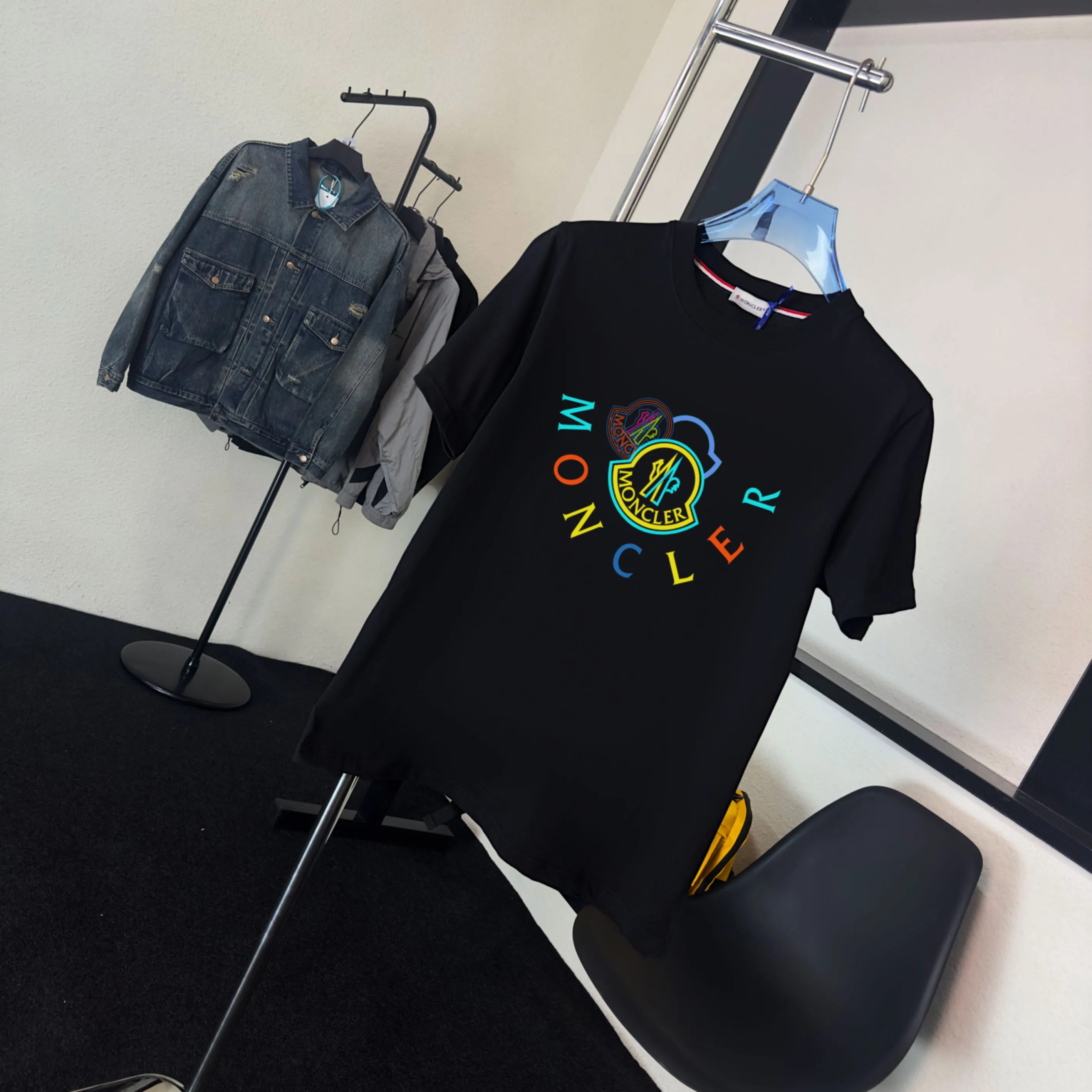 P140 💰Upgraded version "Mobile phone smart sensor ~ NFC chip armband ~ direct access to the official website for anti-counterfeiting" "Moncler ~ Mouth Mouth" 2025 new high-quality round neck short-sleeved T-shirt. The cuffs have imported embroidered labels. Customized dyeing, very comfortable to touch. Super versatile and good-looking short-sleeved. Complete with three labels. Non-market ordinary version. Feel free to compare. Quality is absolutely guaranteed! ‼ First of all, this original fabric is all custom-woven with 32-count double yarn fabric, 250G, and the weight is the same‼ Fine workmanship, double waistcoat method, double waistcoat method, double waistcoat method makes the whole dress more three-dimensional, which is not a craft that ordinary T-shirts can achieve🤪 Size: S-M-L-XL-2XL Color: black, white, apricot, same style for men and women