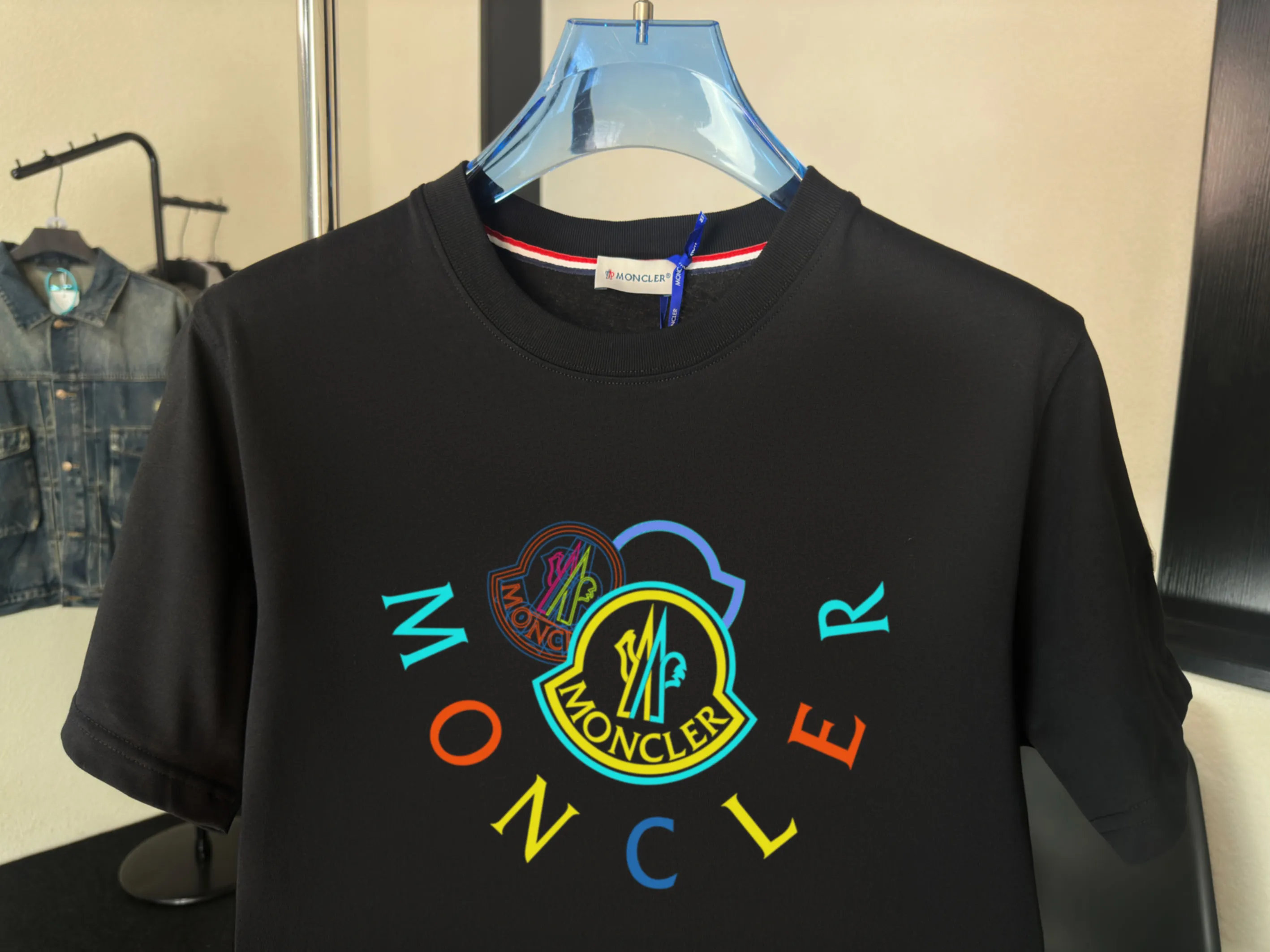 P140 💰Upgraded version "Mobile phone smart sensor ~ NFC chip armband ~ direct access to the official website for anti-counterfeiting" "Moncler ~ Mouth Mouth" 2025 new high-quality round neck short-sleeved T-shirt. The cuffs have imported embroidered labels. Customized dyeing, very comfortable to touch. Super versatile and good-looking short-sleeved. Complete with three labels. Non-market ordinary version. Feel free to compare. Quality is absolutely guaranteed! ‼ First of all, this original fabric is all custom-woven with 32-count double yarn fabric, 250G, and the weight is the same‼ Fine workmanship, double waistcoat method, double waistcoat method, double waistcoat method makes the whole dress more three-dimensional, which is not a craft that ordinary T-shirts can achieve🤪 Size: S-M-L-XL-2XL Color: black, white, apricot, same style for men and women