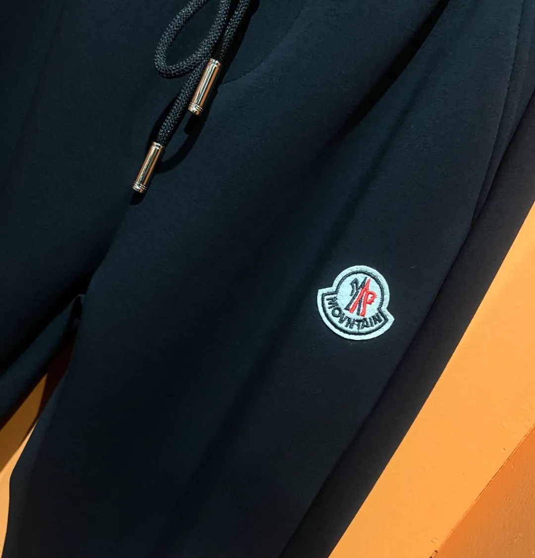 P310 Moncler 💥High-end version🔥Exclusively for new casual trousers! The custom-made fabrics at the counter are highly breathable and comfortable, with impeccable details and brand element design concepts, reflecting high quality. It feels delicate and soft! It presents a casual cut and the upper body shape is great! Size:M-3XL