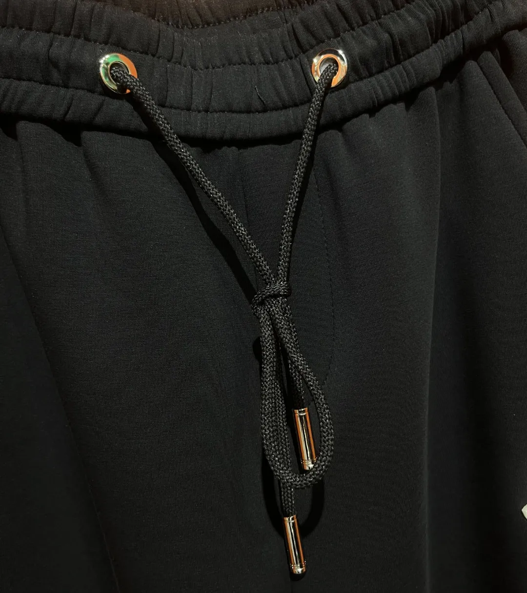 P310 Moncler 💥High-end version🔥Exclusively for new casual trousers! The custom-made fabrics at the counter are highly breathable and comfortable, with impeccable details and brand element design concepts, reflecting high quality. It feels delicate and soft! It presents a casual cut and the upper body shape is great! Size:M-3XL