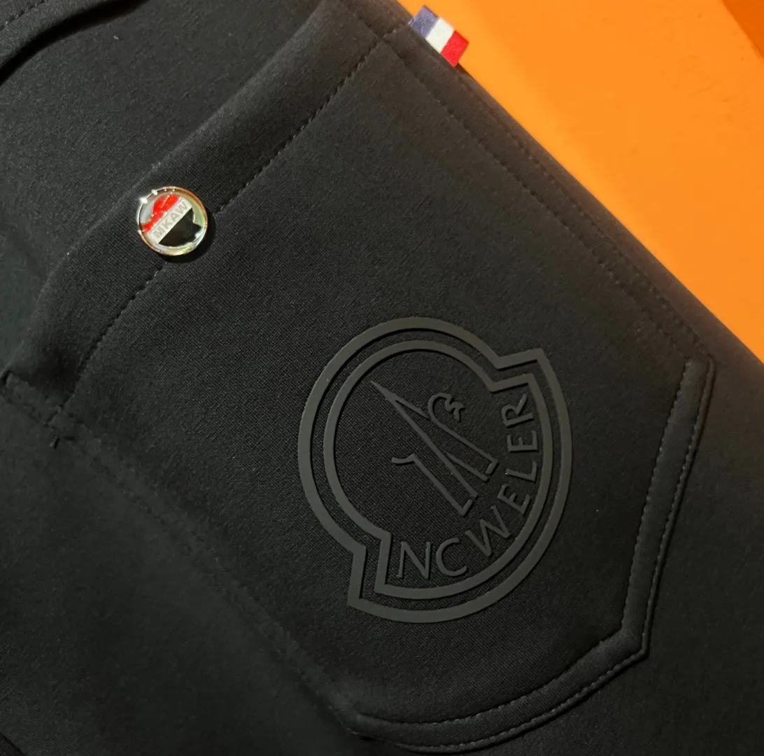 P310 Moncler 💥High-end version🔥Exclusively for new casual trousers! The custom-made fabrics at the counter are highly breathable and comfortable, with impeccable details and brand element design concepts, reflecting high quality. It feels delicate and soft! It presents a casual cut and the upper body shape is great! Size:M-3XL