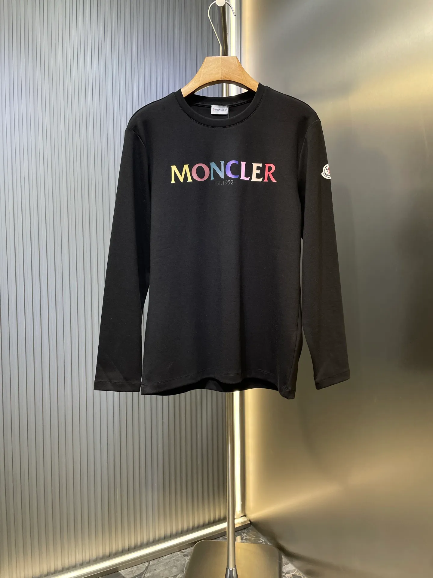 P300 moncler 🌟 European limited edition early autumn new thick rainbow letter printed long-sleeved bottoming shirt; customized 260g high-density water-soft cotton fabric, unique Supima washed cotton content up to 95%, not ordinary cotton that can be achieved casually in the market, rainbow letter contrast printing technology on the chest can give different visual effects! A must-have item for autumn and winter size: s-xxxl