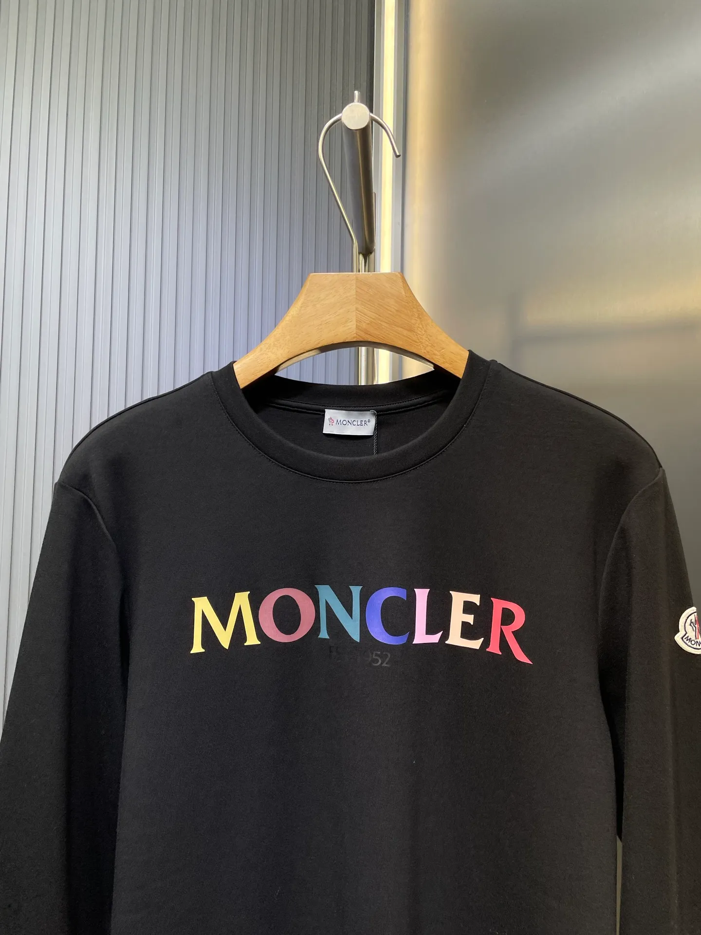 P300 moncler 🌟 European limited edition early autumn new thick rainbow letter printed long-sleeved bottoming shirt; customized 260g high-density water-soft cotton fabric, unique Supima washed cotton content up to 95%, not ordinary cotton that can be achieved casually in the market, rainbow letter contrast printing technology on the chest can give different visual effects! A must-have item for autumn and winter size: s-xxxl