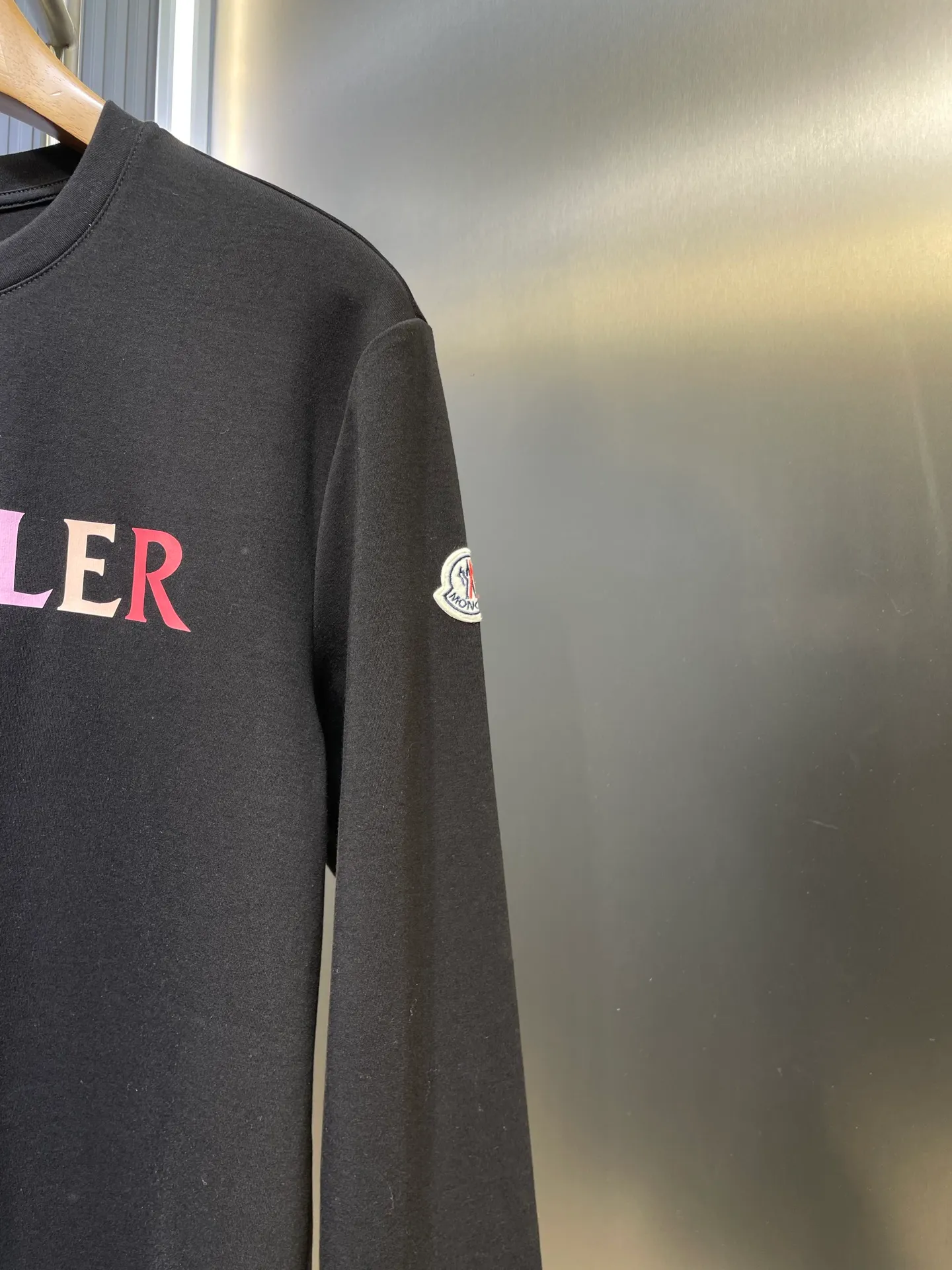 P300 moncler 🌟 European limited edition early autumn new thick rainbow letter printed long-sleeved bottoming shirt; customized 260g high-density water-soft cotton fabric, unique Supima washed cotton content up to 95%, not ordinary cotton that can be achieved casually in the market, rainbow letter contrast printing technology on the chest can give different visual effects! A must-have item for autumn and winter size: s-xxxl