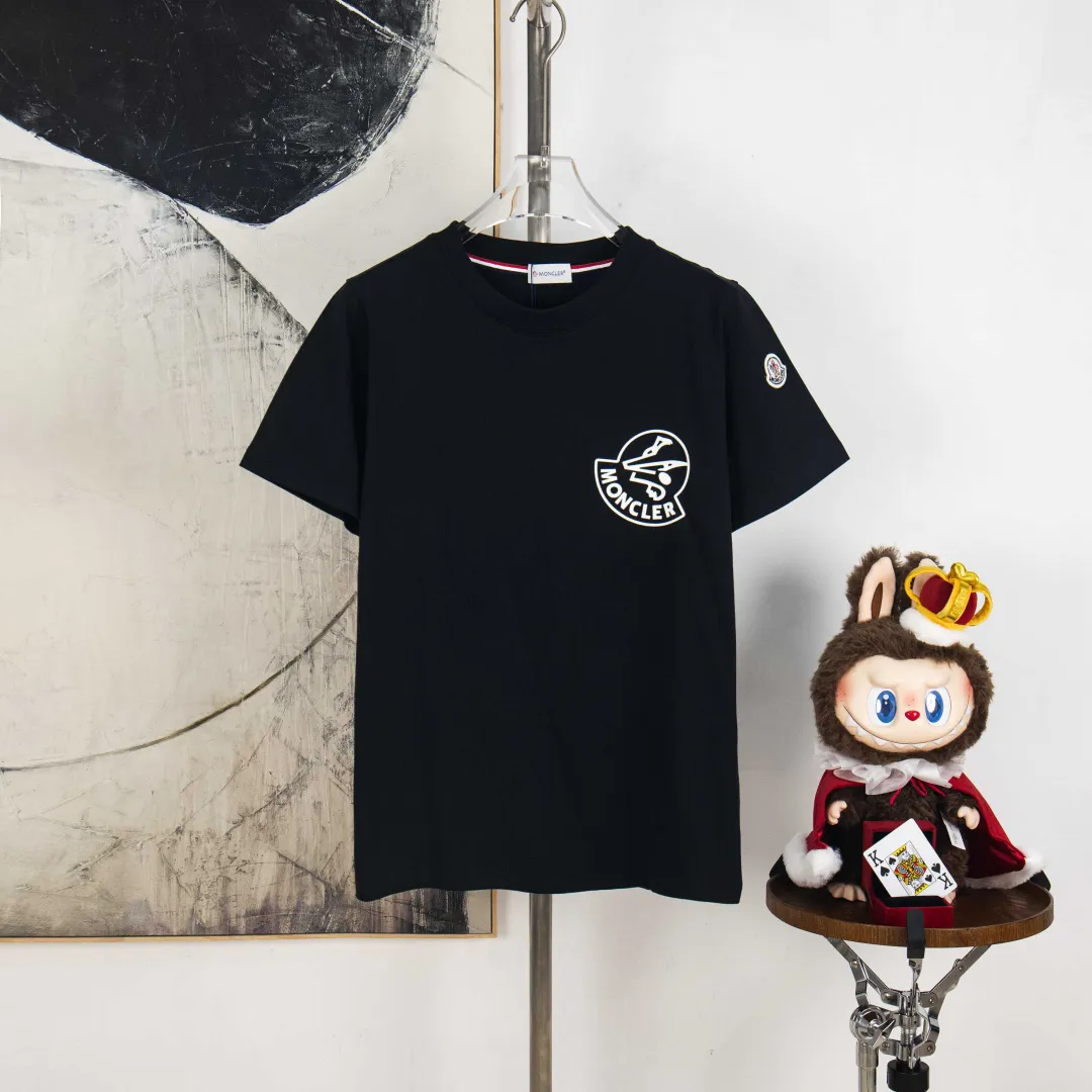 P190 💰 zp version [exclusive supply] MONCLER/muzzled 300g round neck short-sleeved T-shirt brand classic three-dimensional offset printing letter LOGO embossing process official synchronization high version high quality fashion personality versatile trend pure original quality original fabric hang tag collar label washed wheat three standards complete Color: Black. White. Size: S M L XL XXL Number: WS10015
