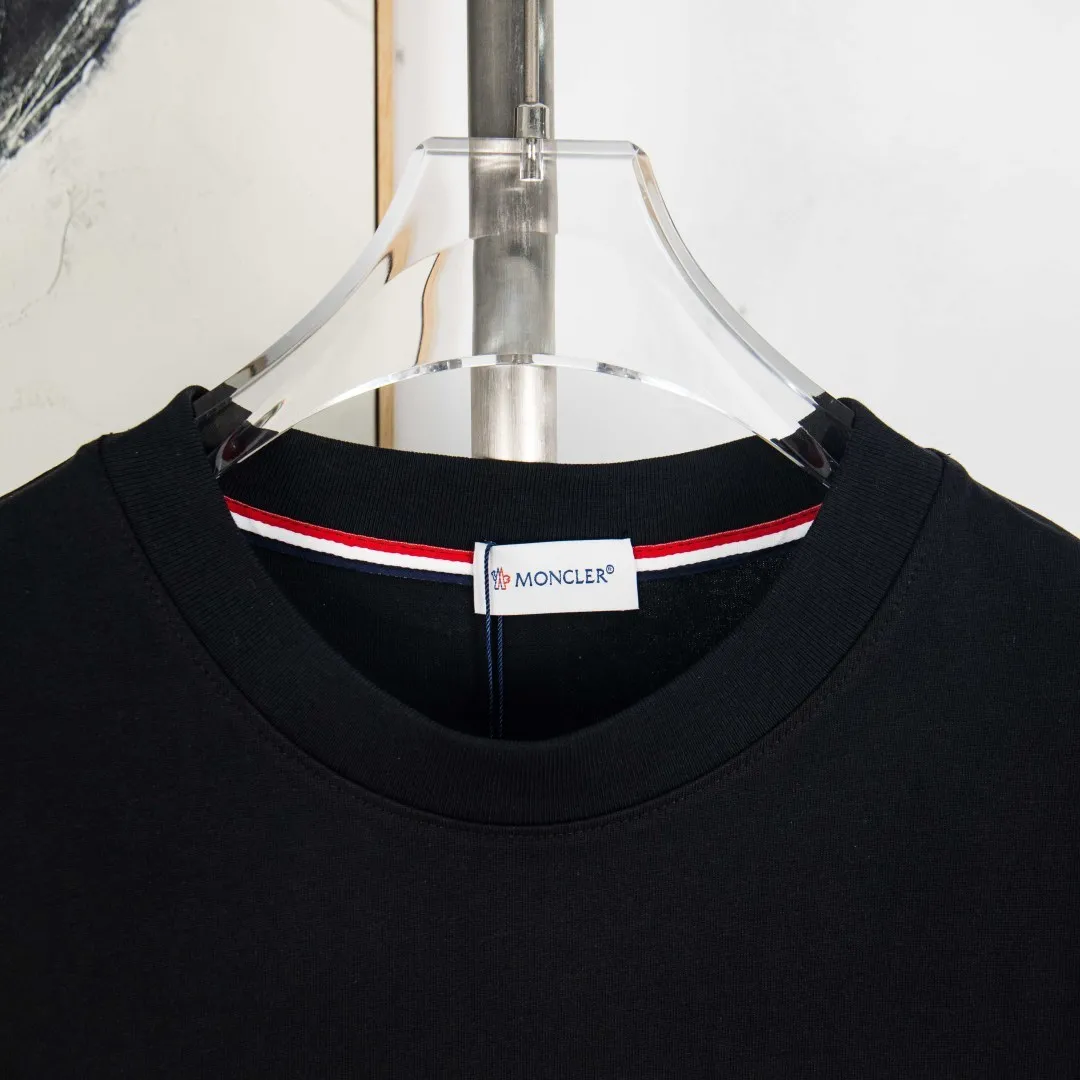 P190 💰 zp version [exclusive supply] MONCLER/muzzled 300g round neck short-sleeved T-shirt brand classic three-dimensional offset printing letter LOGO embossing process official synchronization high version high quality fashion personality versatile trend pure original quality original fabric hang tag collar label washed wheat three standards complete Color: Black. White. Size: S M L XL XXL Number: WS10015