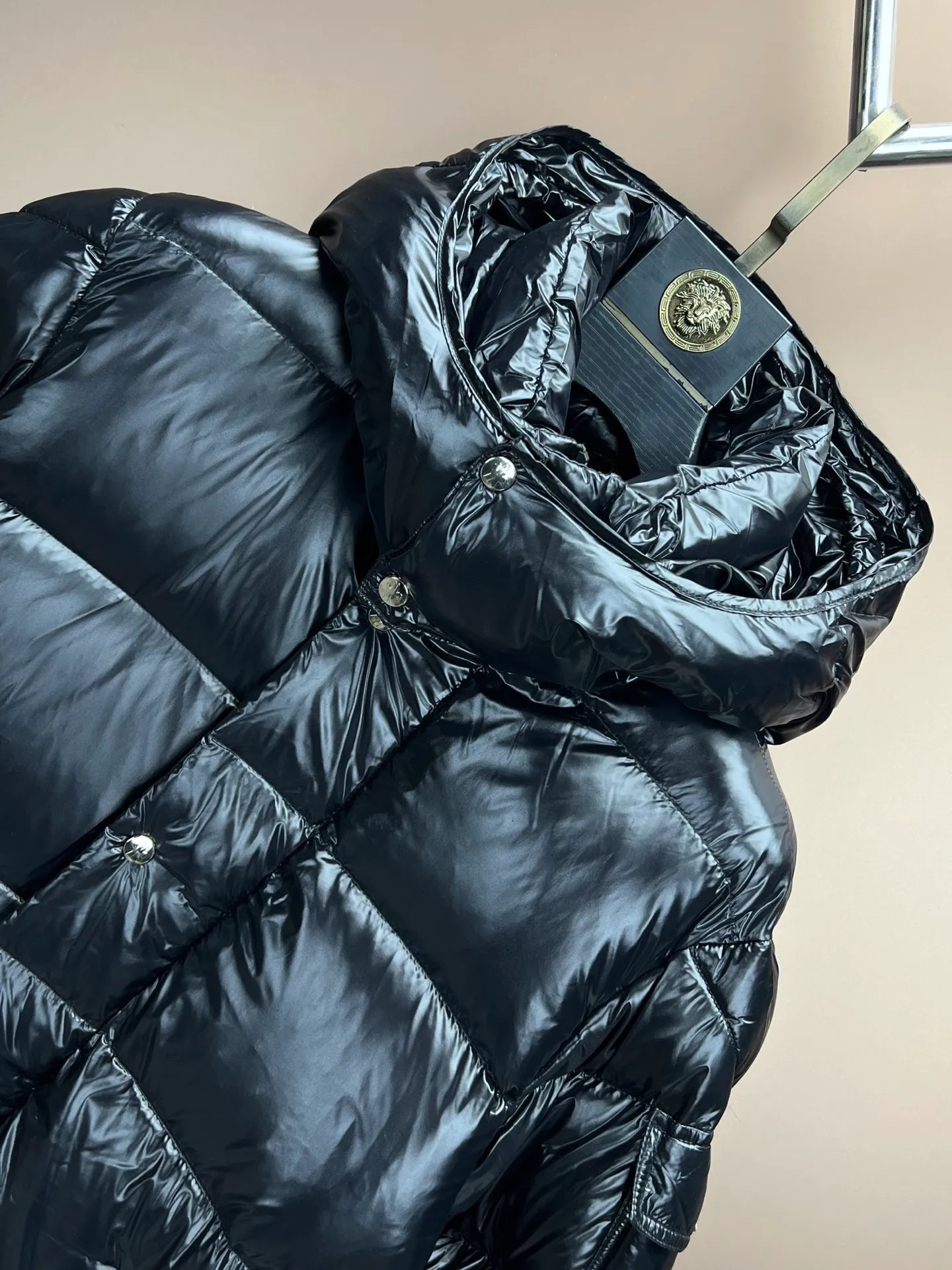 P920 Green lining, top version 🇫🇷𝐌𝐎𝐍𝐂𝐋𝐄𝐑/Meng Mou Victoria Victoria's same style down jacket# The fluffiness is visible to the naked eye. It uses national standard 95% white duck down. A good down jacket must be fluffy but not heavy. Code number 12345