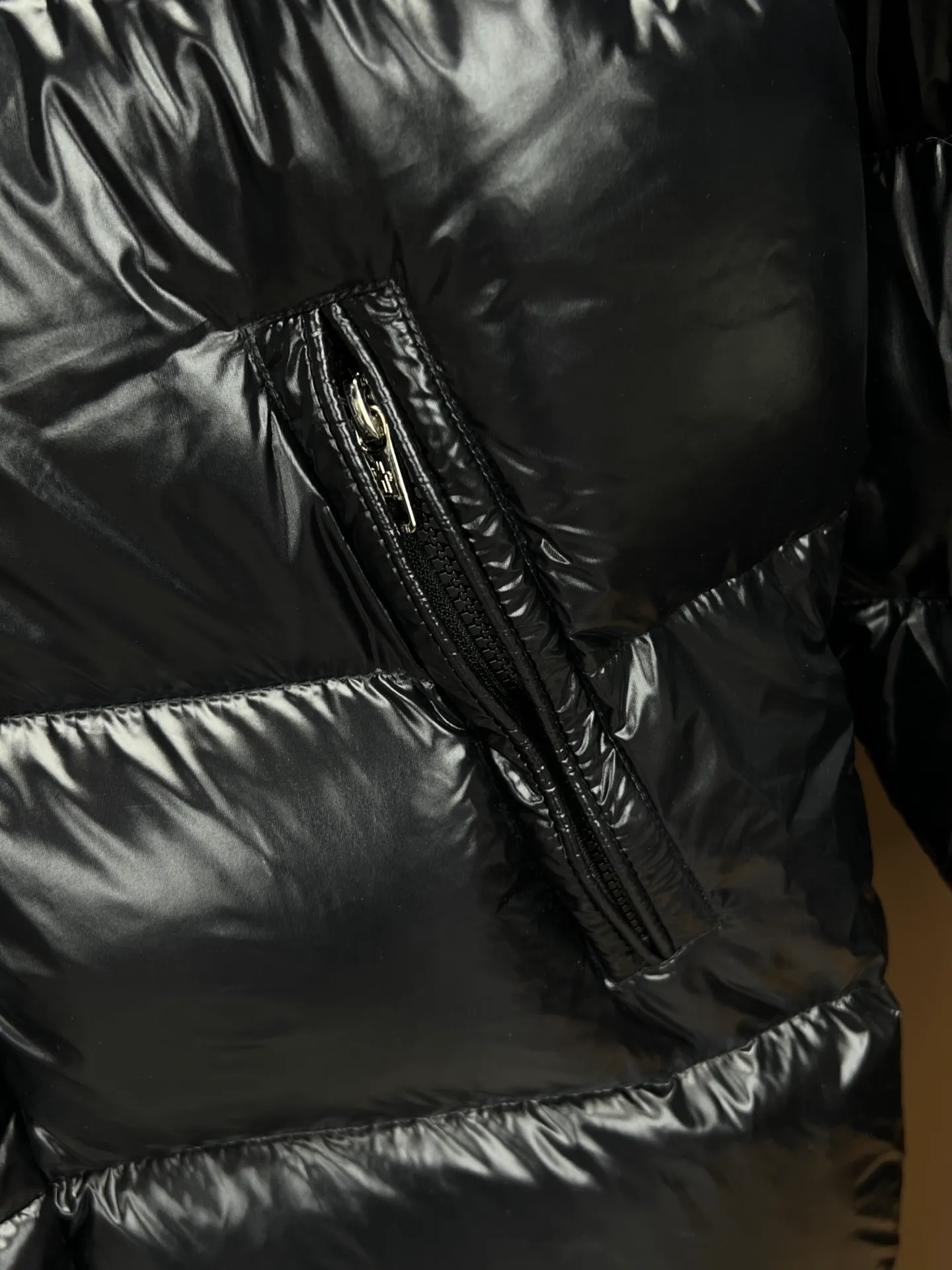 P920 Green lining, top version 🇫🇷𝐌𝐎𝐍𝐂𝐋𝐄𝐑/Meng Mou Victoria Victoria's same style down jacket# The fluffiness is visible to the naked eye. It uses national standard 95% white duck down. A good down jacket must be fluffy but not heavy. Code number 12345