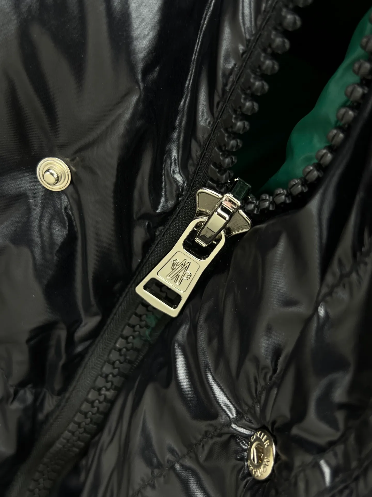 P920 Green lining, top version 🇫🇷𝐌𝐎𝐍𝐂𝐋𝐄𝐑/Meng Mou Victoria Victoria's same style down jacket# The fluffiness is visible to the naked eye. It uses national standard 95% white duck down. A good down jacket must be fluffy but not heavy. Code number 12345