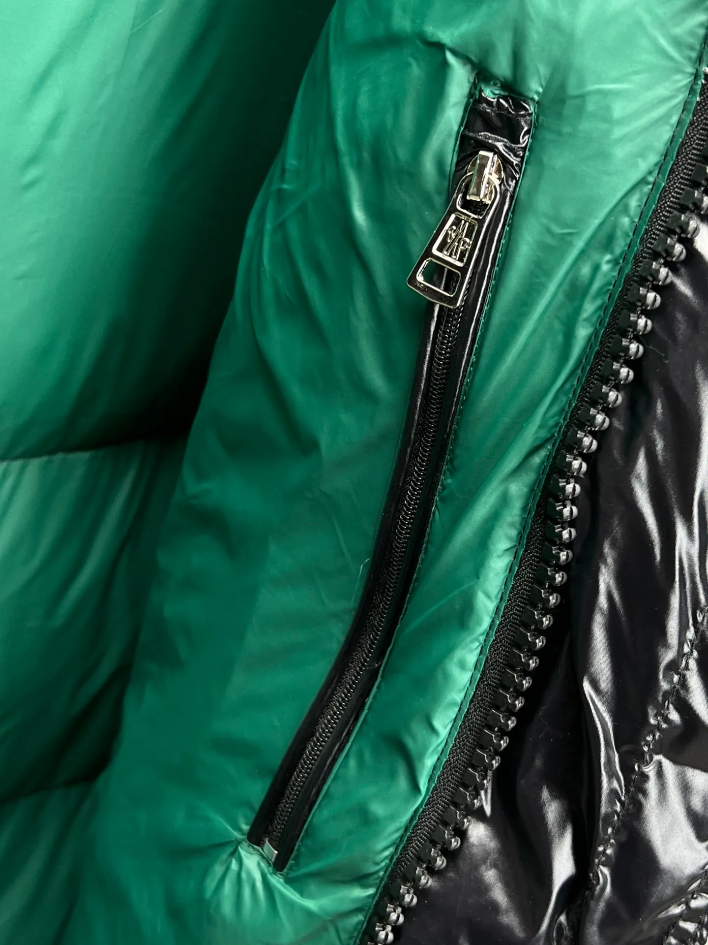P920 Green lining, top version 🇫🇷𝐌𝐎𝐍𝐂𝐋𝐄𝐑/Meng Mou Victoria Victoria's same style down jacket# The fluffiness is visible to the naked eye. It uses national standard 95% white duck down. A good down jacket must be fluffy but not heavy. Code number 12345