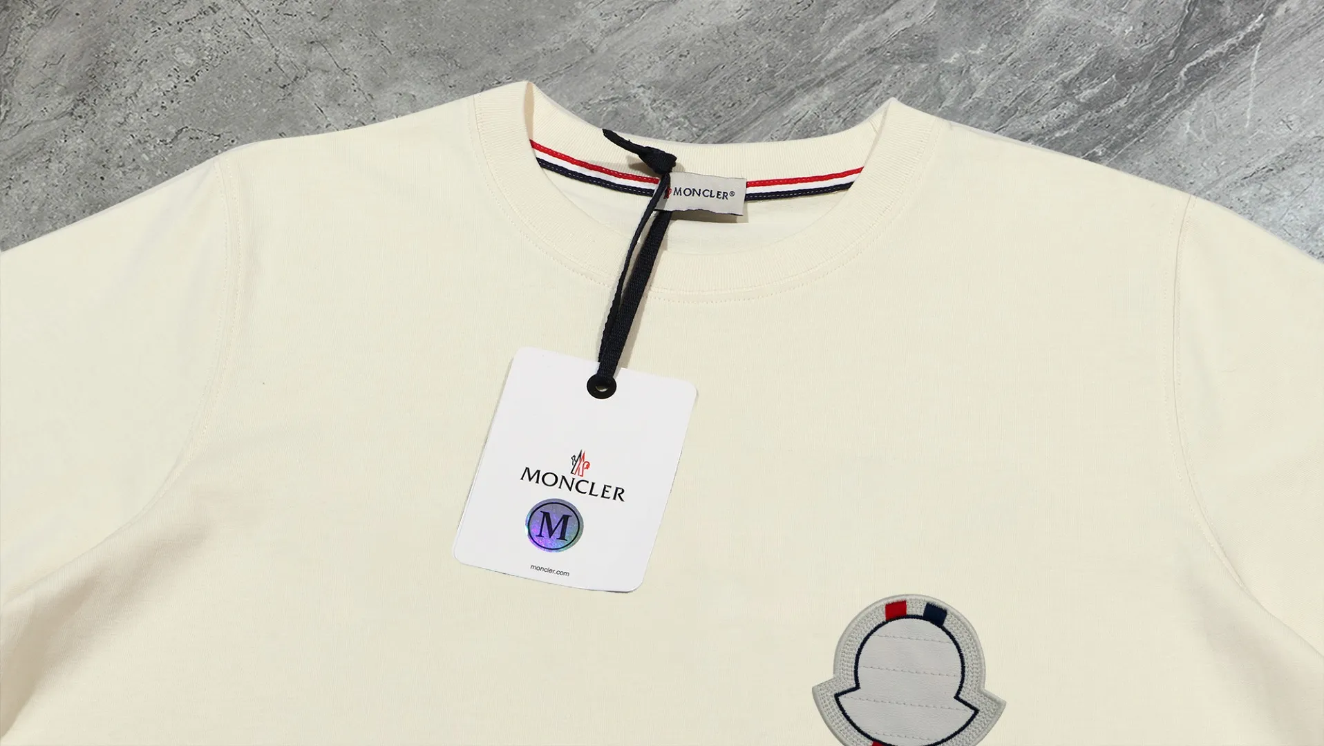P210 High-version sweatshirt) [Long-term stock] 〖𝐌𝐎𝐍𝐂𝐋𝐄𝐑~Mask〗 Made of 440g heavy-weight fabric. It is different from the market currency. It can be matched with any variety and is properly handsome. 😎The whole dress is made of double waistcoats. The double waistcoats make the whole dress more three-dimensional. Not ordinary factories can do such fine work. 2025 Spring runway version of the T stage, on sale at the counter, round neck terry sweatshirt, high-end double-strand pure cotton, custom-made stretch ribs, dyed in the same vat, complete with three standards, matched with exquisite embroidered LOGO on the chest, simple and advanced, same style for men and women. Color: black, apricot, white, size: S M L XL 2XL