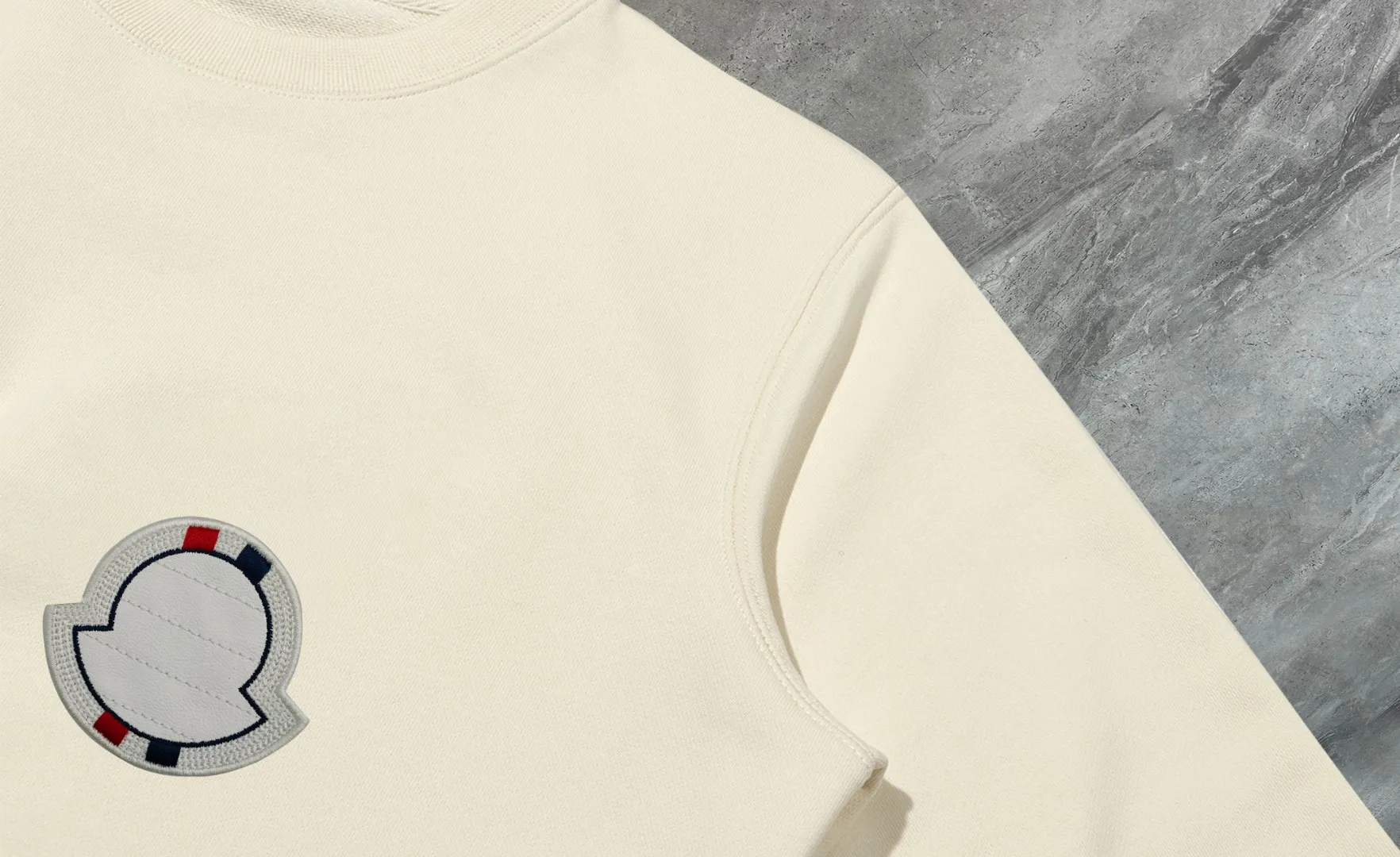 P210 High-version sweatshirt) [Long-term stock] 〖𝐌𝐎𝐍𝐂𝐋𝐄𝐑~Mask〗 Made of 440g heavy-weight fabric. It is different from the market currency. It can be matched with any variety and is properly handsome. 😎The whole dress is made of double waistcoats. The double waistcoats make the whole dress more three-dimensional. Not ordinary factories can do such fine work. 2025 Spring runway version of the T stage, on sale at the counter, round neck terry sweatshirt, high-end double-strand pure cotton, custom-made stretch ribs, dyed in the same vat, complete with three standards, matched with exquisite embroidered LOGO on the chest, simple and advanced, same style for men and women. Color: black, apricot, white, size: S M L XL 2XL