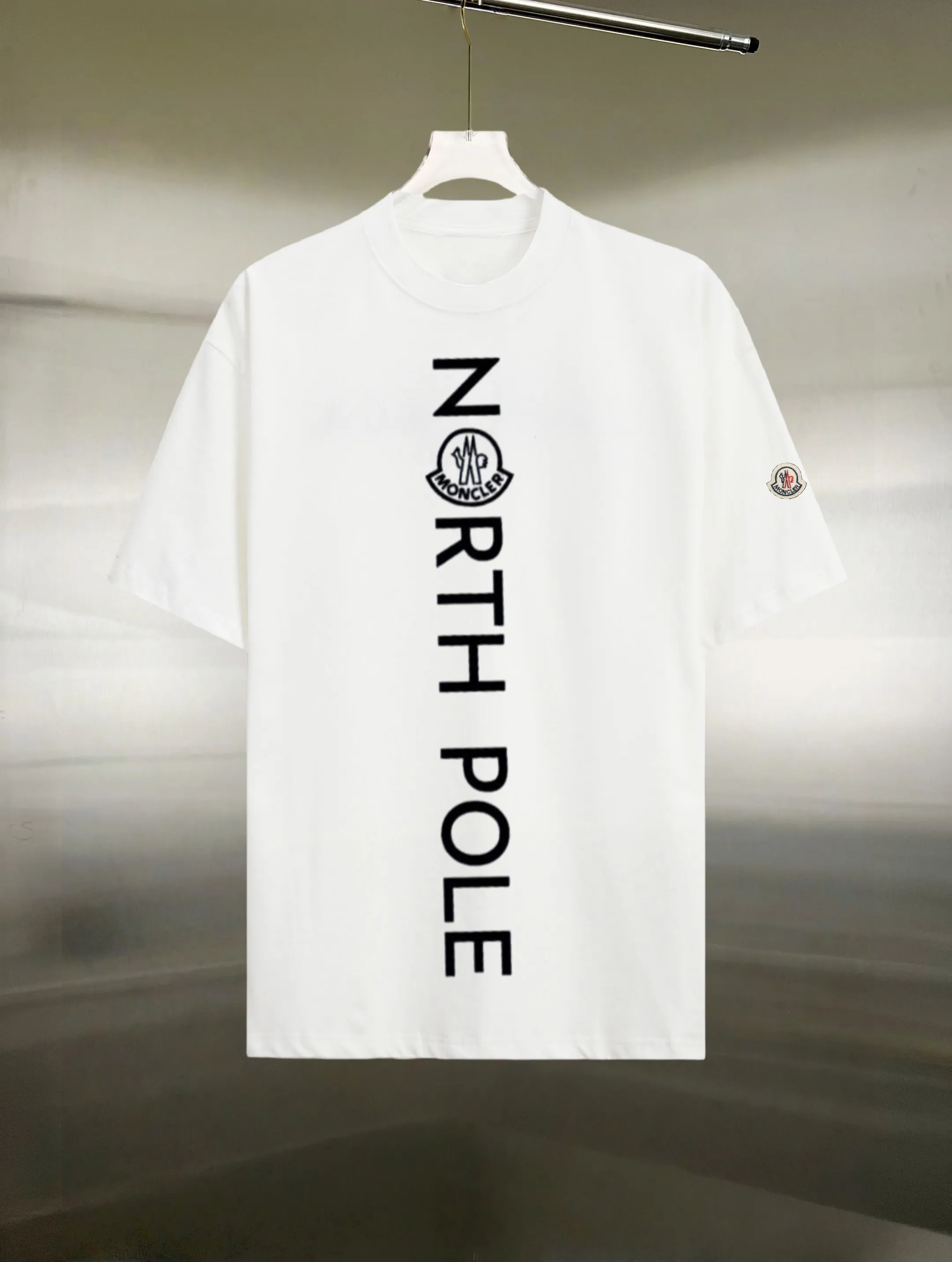P130 Style: Moncler/muzzled short-sleeved T-shirt Fabric: 300g double yarn 100% cotton Rib: 320g Solona Process: Printing Color: White Black Size: S M L XL XXL No gender distinction, same style for men and women