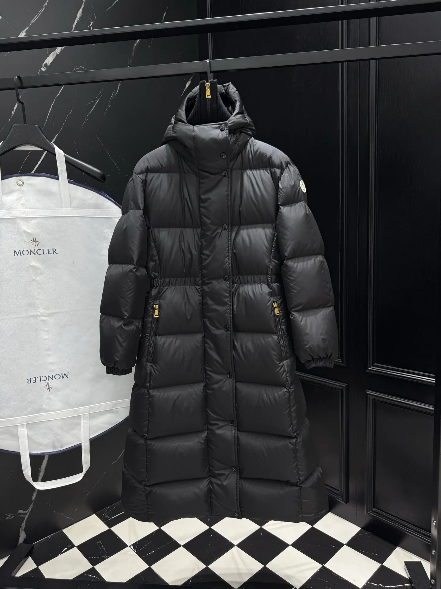 P1060 "Second Generation Escaped Princess" Moncler Chamer women's hooded long down jacket. The Chamer long down jacket is elegant with exquisite fabrics and soft silhouette. Made of nylon fabric, it has a comfortable and silky texture. Hooded design adds practicality. Size: 1234 Style: New Princess on the Run Color: Black White