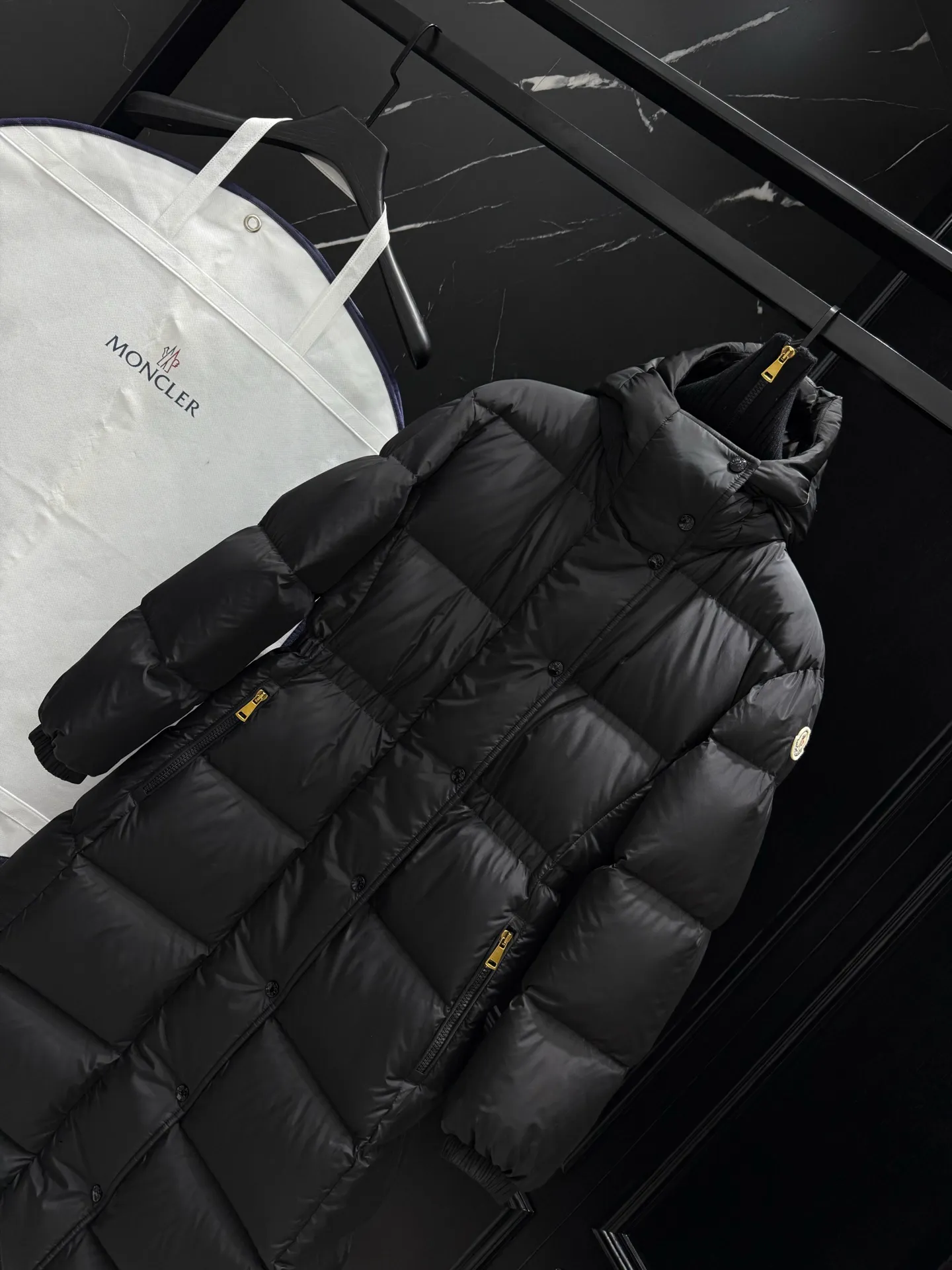 P1060 "Second Generation Escaped Princess" Moncler Chamer women's hooded long down jacket. The Chamer long down jacket is elegant with exquisite fabrics and soft silhouette. Made of nylon fabric, it has a comfortable and silky texture. Hooded design adds practicality. Size: 1234 Style: New Princess on the Run Color: Black White
