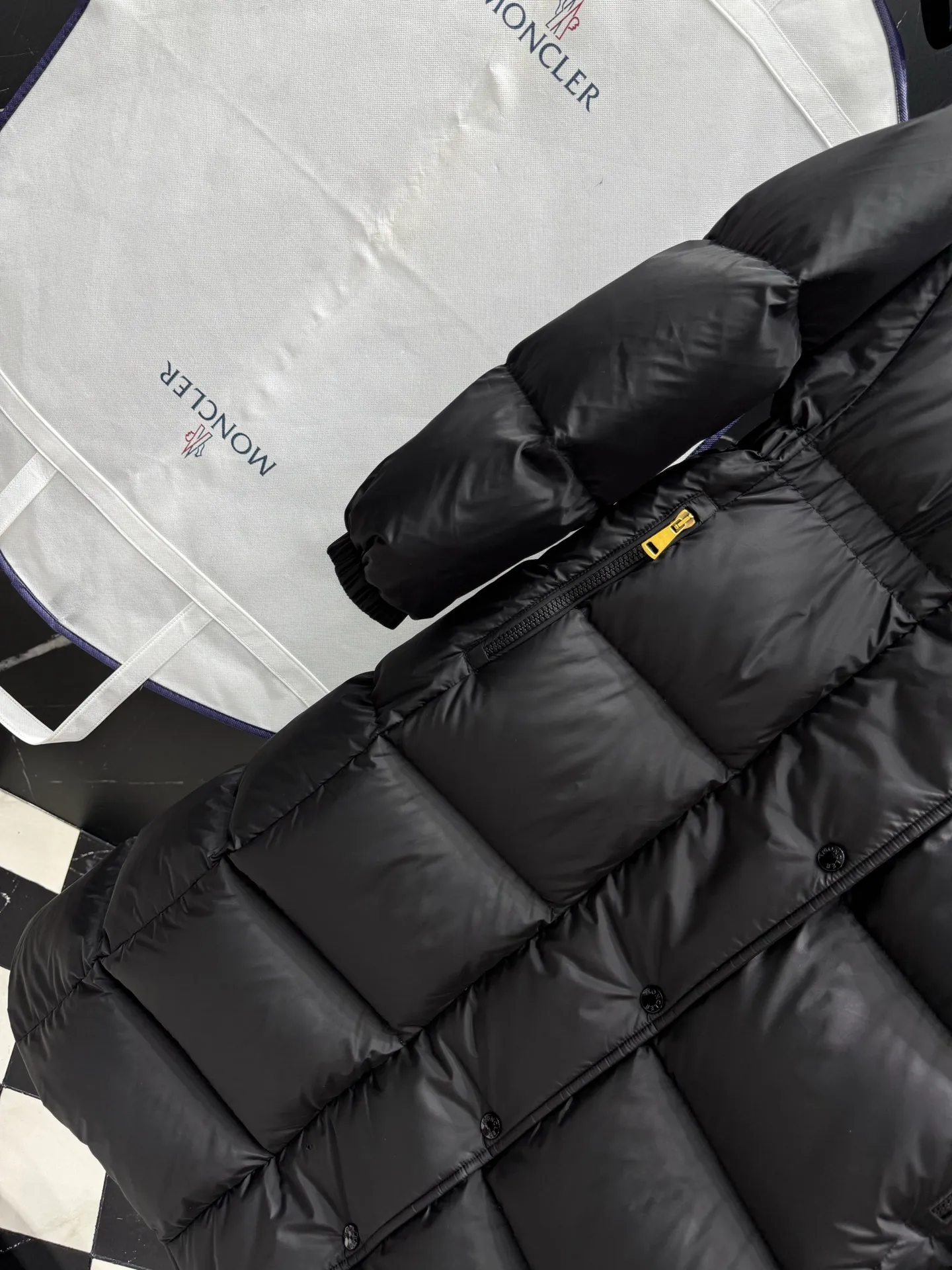 P1060 "Second Generation Escaped Princess" Moncler Chamer women's hooded long down jacket. The Chamer long down jacket is elegant with exquisite fabrics and soft silhouette. Made of nylon fabric, it has a comfortable and silky texture. Hooded design adds practicality. Size: 1234 Style: New Princess on the Run Color: Black White