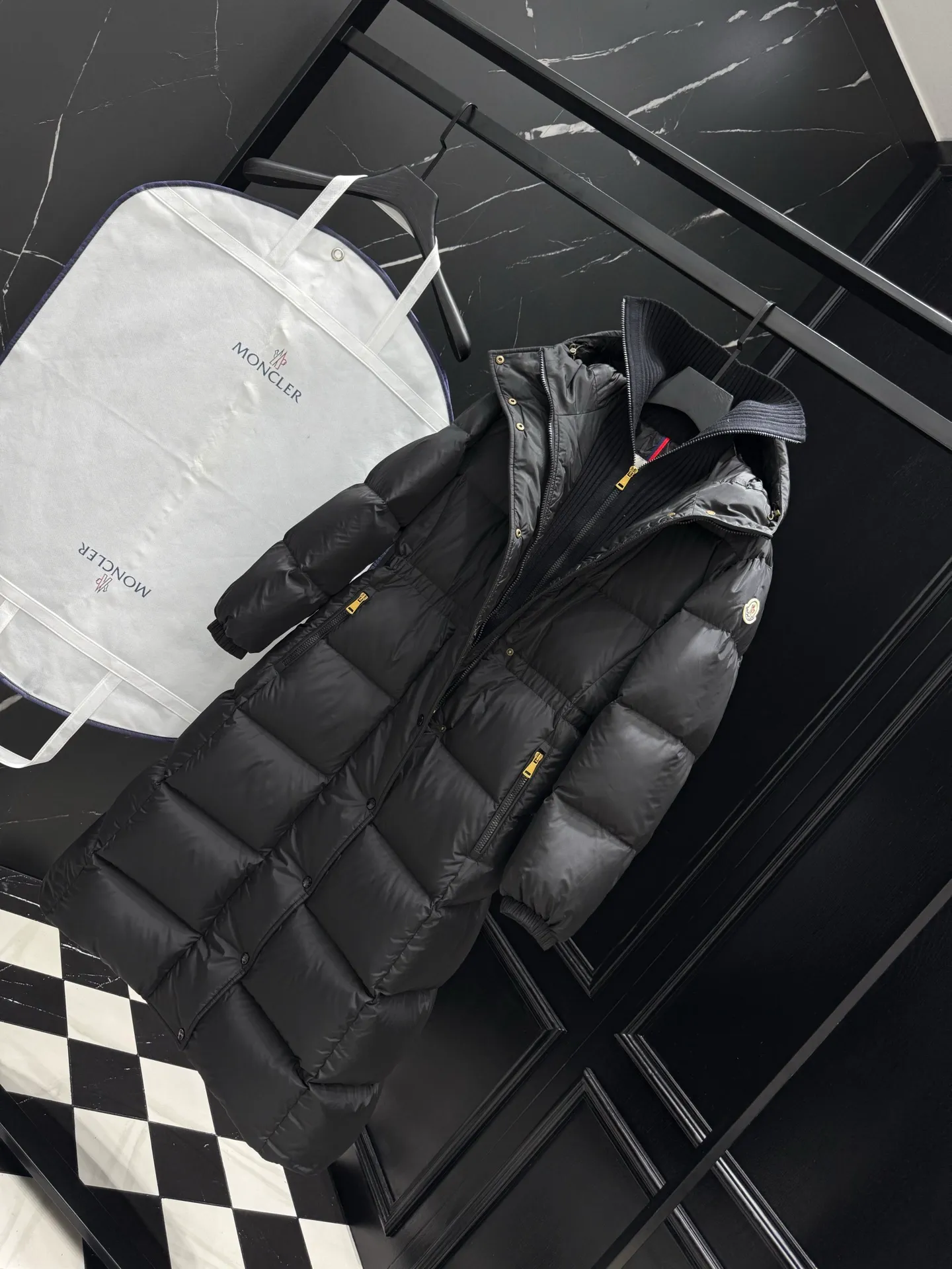 P1060 "Second Generation Escaped Princess" Moncler Chamer women's hooded long down jacket. The Chamer long down jacket is elegant with exquisite fabrics and soft silhouette. Made of nylon fabric, it has a comfortable and silky texture. Hooded design adds practicality. Size: 1234 Style: New Princess on the Run Color: Black White