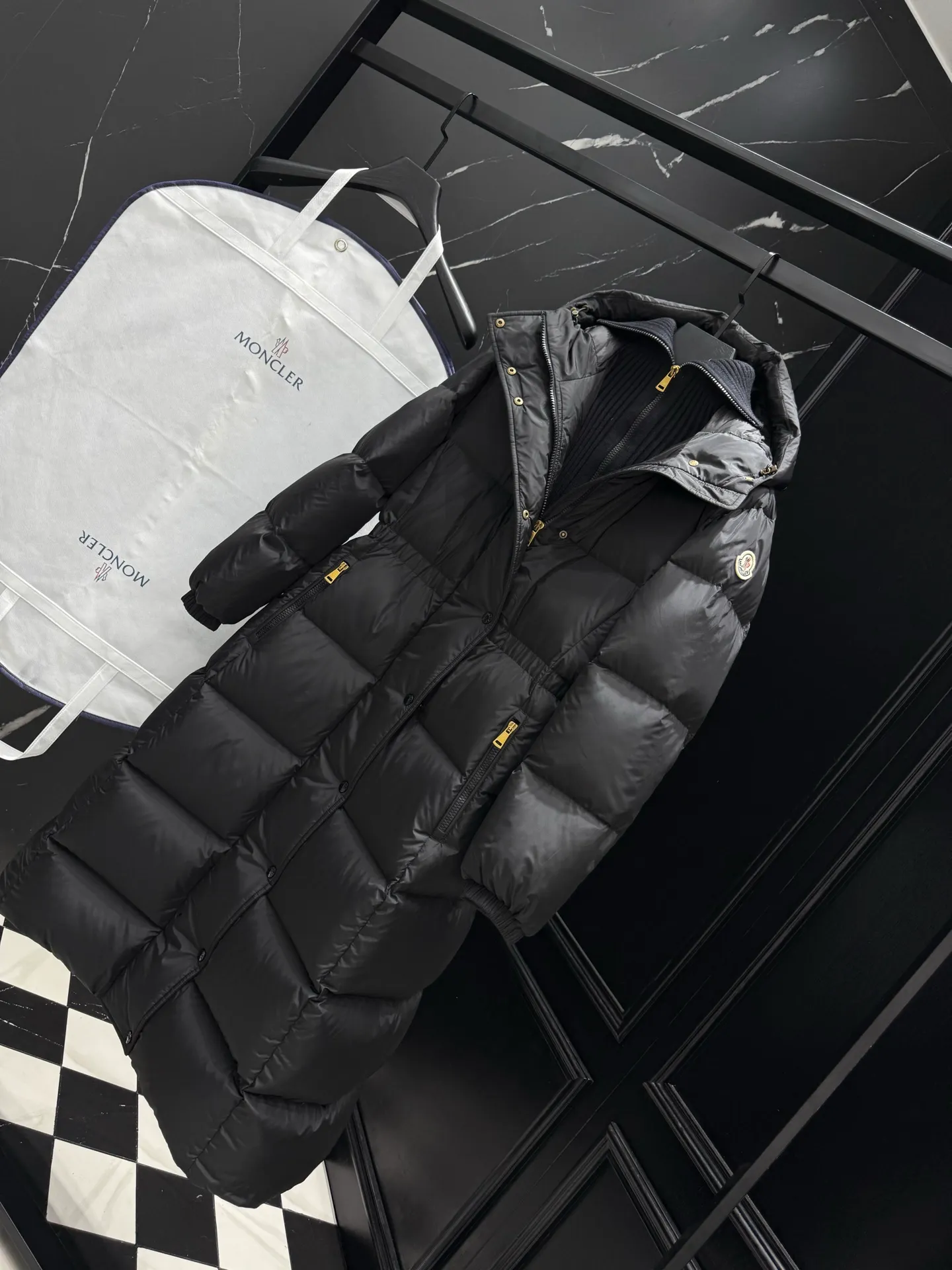 P1060 "Second Generation Escaped Princess" Moncler Chamer women's hooded long down jacket. The Chamer long down jacket is elegant with exquisite fabrics and soft silhouette. Made of nylon fabric, it has a comfortable and silky texture. Hooded design adds practicality. Size: 1234 Style: New Princess on the Run Color: Black White