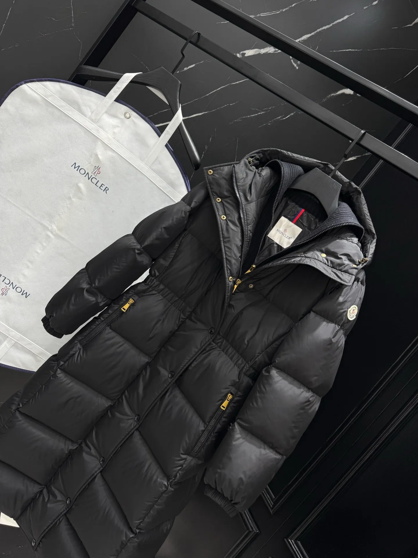 P1060 "Second Generation Escaped Princess" Moncler Chamer women's hooded long down jacket. The Chamer long down jacket is elegant with exquisite fabrics and soft silhouette. Made of nylon fabric, it has a comfortable and silky texture. Hooded design adds practicality. Size: 1234 Style: New Princess on the Run Color: Black White