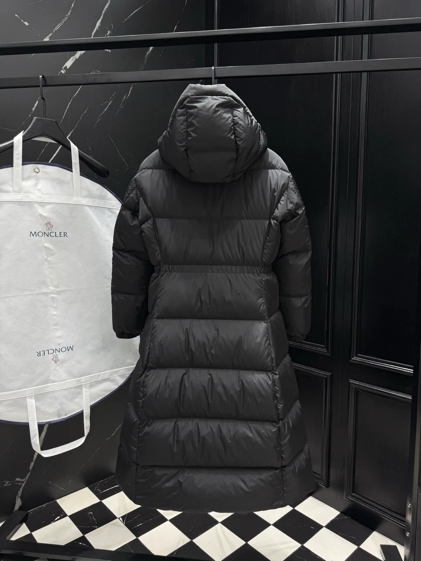 P1060 "Second Generation Escaped Princess" Moncler Chamer women's hooded long down jacket. The Chamer long down jacket is elegant with exquisite fabrics and soft silhouette. Made of nylon fabric, it has a comfortable and silky texture. Hooded design adds practicality. Size: 1234 Style: New Princess on the Run Color: Black White