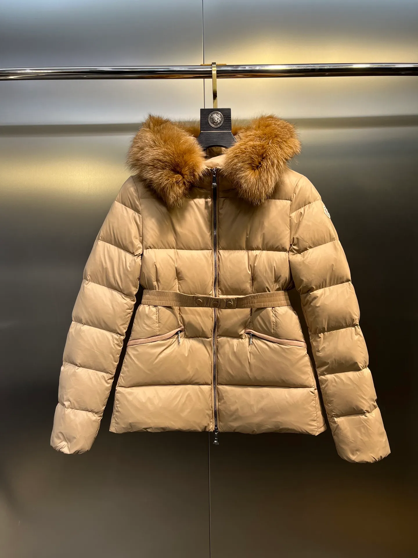 P980 𝐌𝐎𝐍𝐂𝐋𝐄𝐑🌟Moushed BOED series Autumn and winter new type of muffled hooded down jacket with fur collar and waistband. The slim fit highlights the temperament of this down jacket. There is no fluffy and bloated feeling, and it is light and neat. Such good products are hard to come by. Every detail is worth your time to explore, and this one is not picky at all. size: 1234