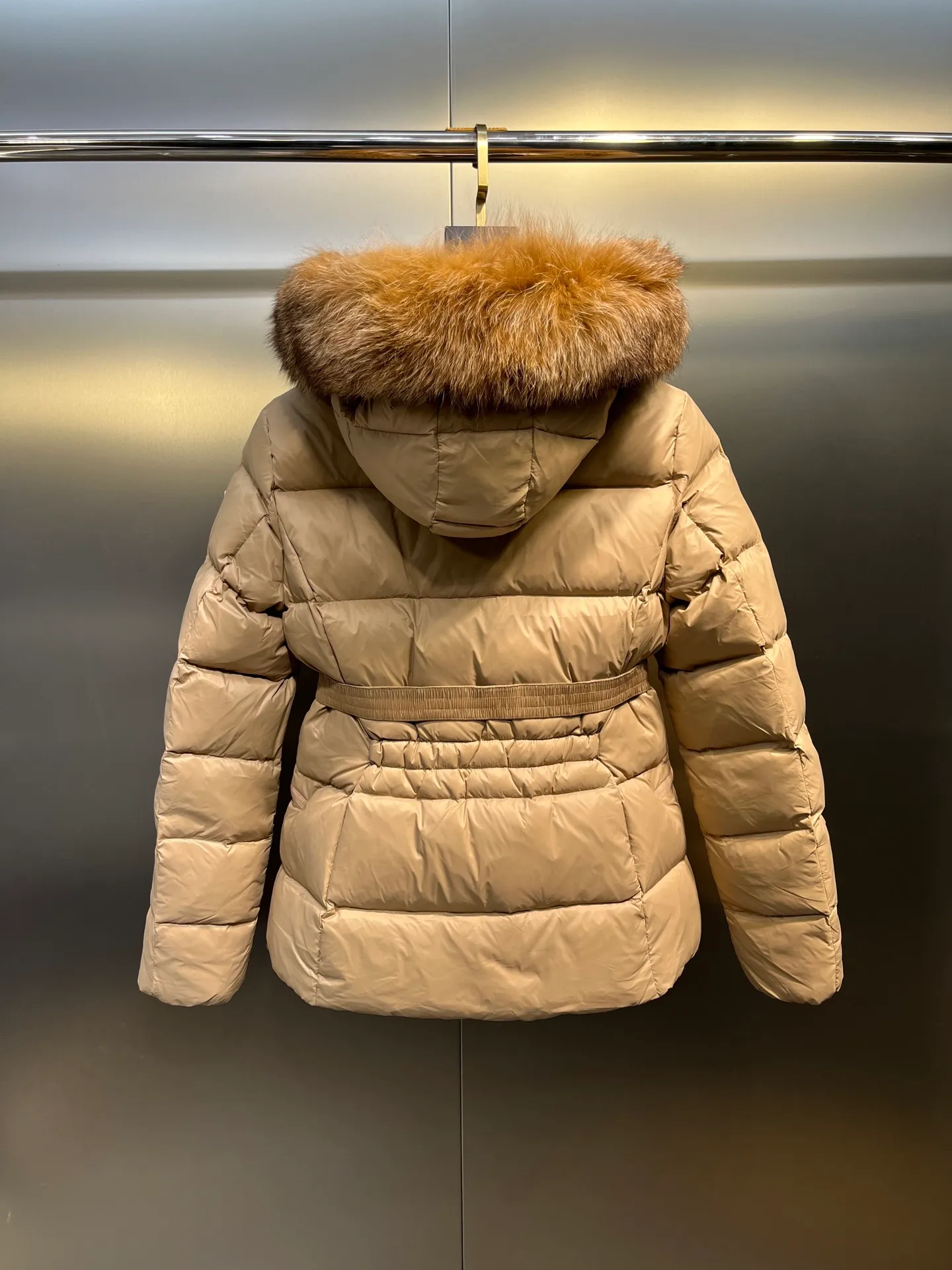 P980 𝐌𝐎𝐍𝐂𝐋𝐄𝐑🌟Moushed BOED series Autumn and winter new type of muffled hooded down jacket with fur collar and waistband. The slim fit highlights the temperament of this down jacket. There is no fluffy and bloated feeling, and it is light and neat. Such good products are hard to come by. Every detail is worth your time to explore, and this one is not picky at all. size: 1234
