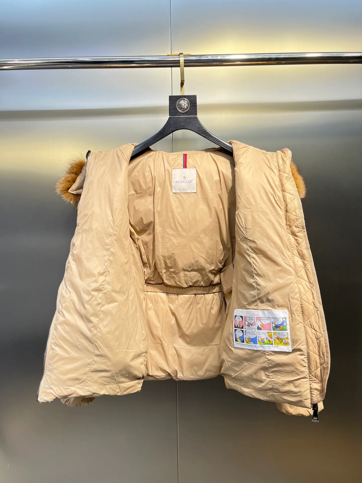 P980 𝐌𝐎𝐍𝐂𝐋𝐄𝐑🌟Moushed BOED series Autumn and winter new type of muffled hooded down jacket with fur collar and waistband. The slim fit highlights the temperament of this down jacket. There is no fluffy and bloated feeling, and it is light and neat. Such good products are hard to come by. Every detail is worth your time to explore, and this one is not picky at all. size: 1234