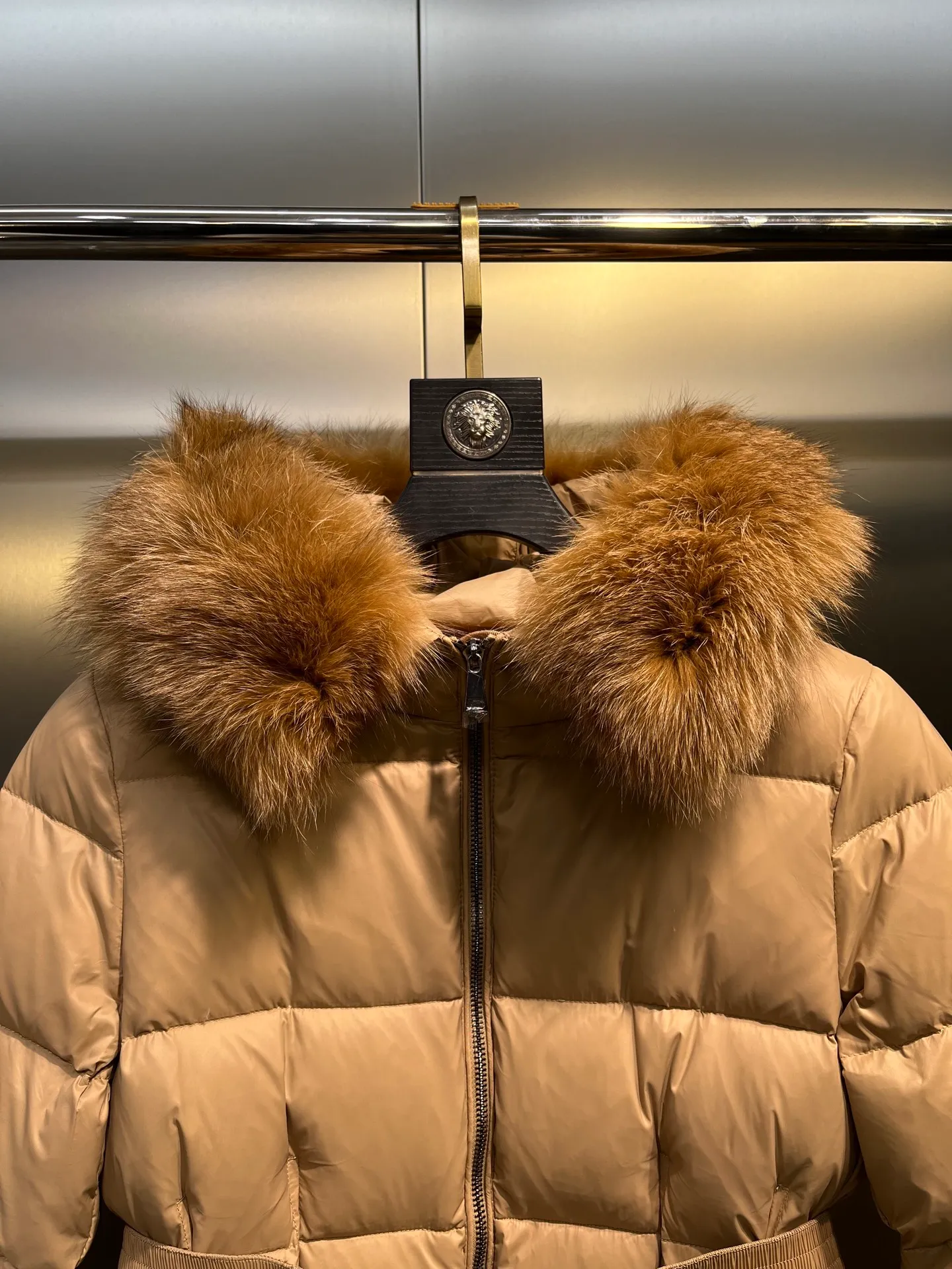 P980 𝐌𝐎𝐍𝐂𝐋𝐄𝐑🌟Moushed BOED series Autumn and winter new type of muffled hooded down jacket with fur collar and waistband. The slim fit highlights the temperament of this down jacket. There is no fluffy and bloated feeling, and it is light and neat. Such good products are hard to come by. Every detail is worth your time to explore, and this one is not picky at all. size: 1234