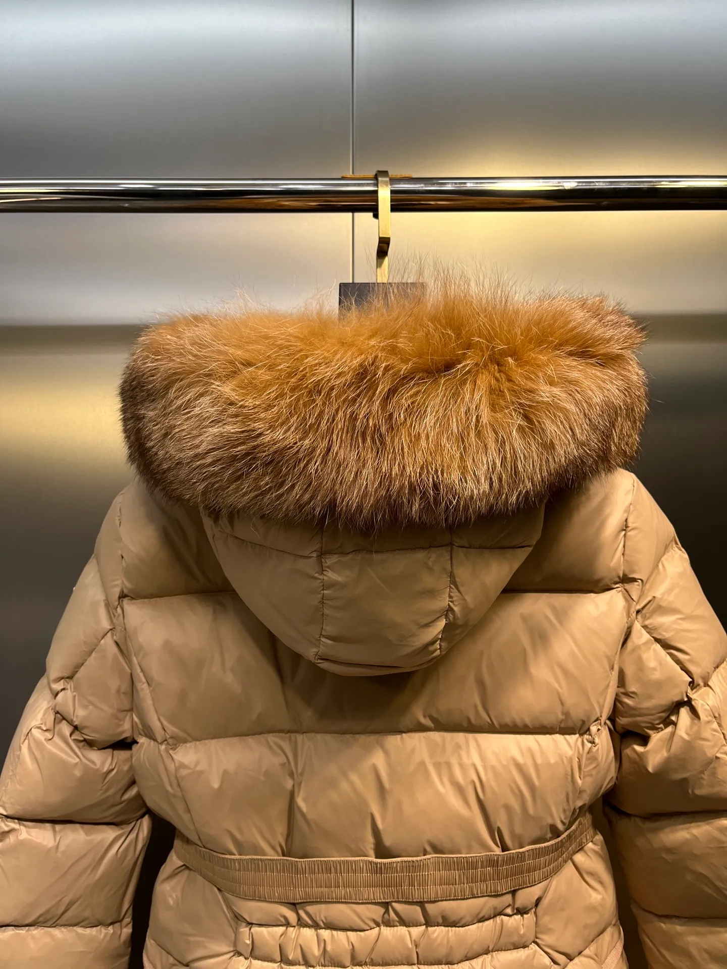 P980 𝐌𝐎𝐍𝐂𝐋𝐄𝐑🌟Moushed BOED series Autumn and winter new type of muffled hooded down jacket with fur collar and waistband. The slim fit highlights the temperament of this down jacket. There is no fluffy and bloated feeling, and it is light and neat. Such good products are hard to come by. Every detail is worth your time to explore, and this one is not picky at all. size: 1234