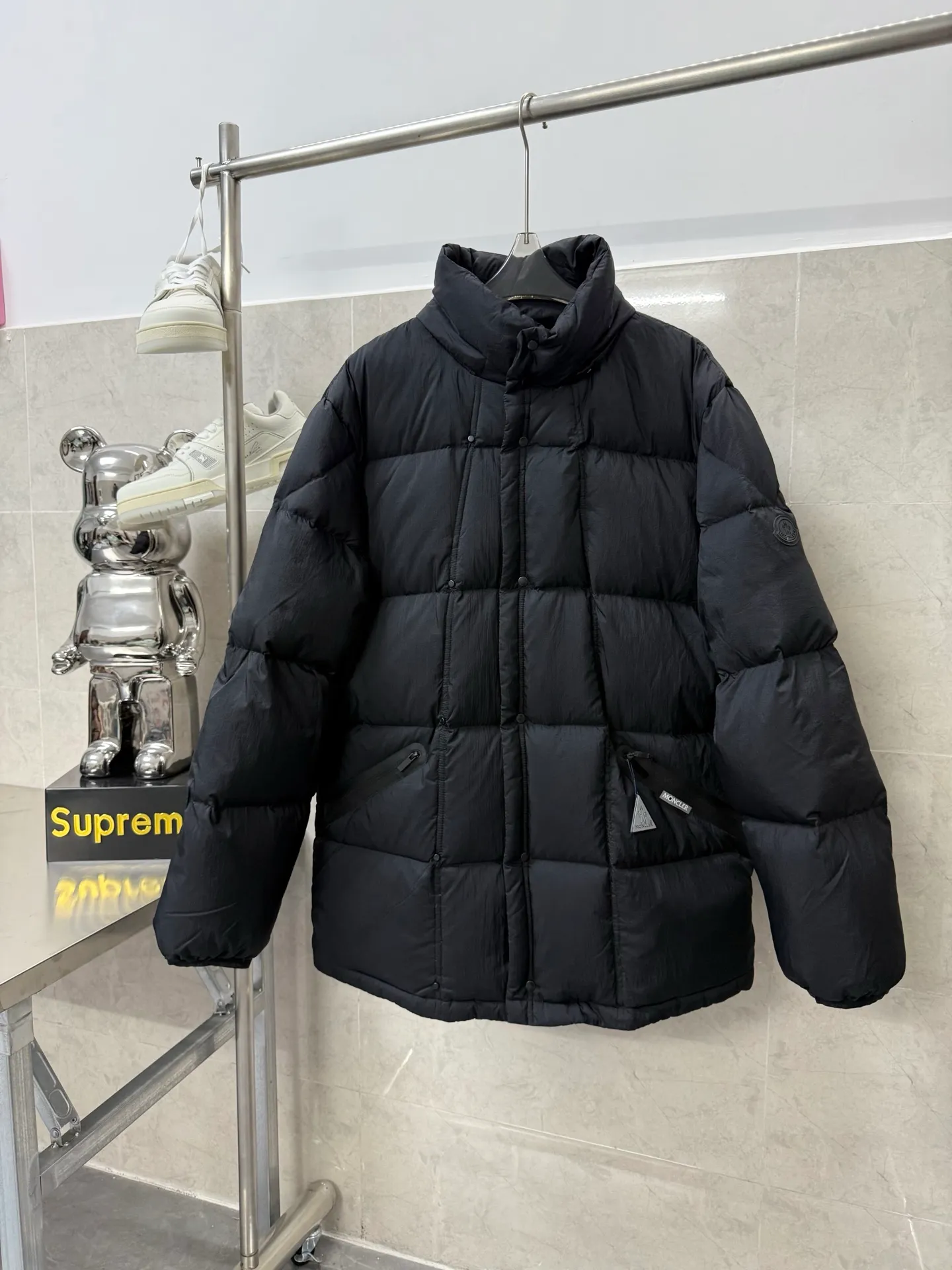 P1120 Moncler's new autumn and winter hooded turtleneck down jacket is rarely available through trading company channels. It is a must-have warm item for cooling down the weather. It can be worn both for daily use and outdoor sports. The hat zipper is detachable, wear-resistant, scratch-resistant and easy to care for. The interior is filled with 90% European standard high-quality white goose down, which is matched with large square quilting technology to create a fluffy and full overall effect. It also has a strong thermal insulation and temperature locking effect, so that you are not afraid of the cold outdoor weather in autumn and winter. Size: 12345