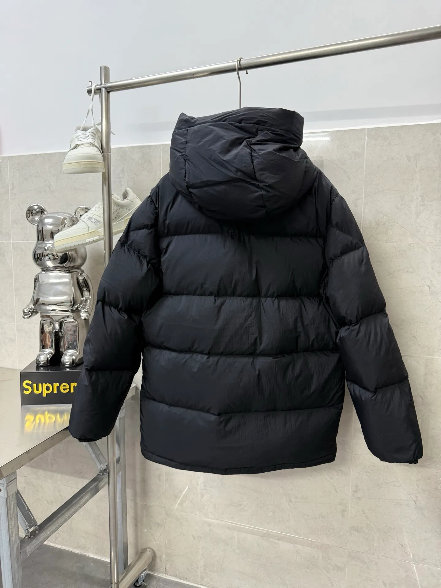 P1120 Moncler's new autumn and winter hooded turtleneck down jacket is rarely available through trading company channels. It is a must-have warm item for cooling down the weather. It can be worn both for daily use and outdoor sports. The hat zipper is detachable, wear-resistant, scratch-resistant and easy to care for. The interior is filled with 90% European standard high-quality white goose down, which is matched with large square quilting technology to create a fluffy and full overall effect. It also has a strong thermal insulation and temperature locking effect, so that you are not afraid of the cold outdoor weather in autumn and winter. Size: 12345