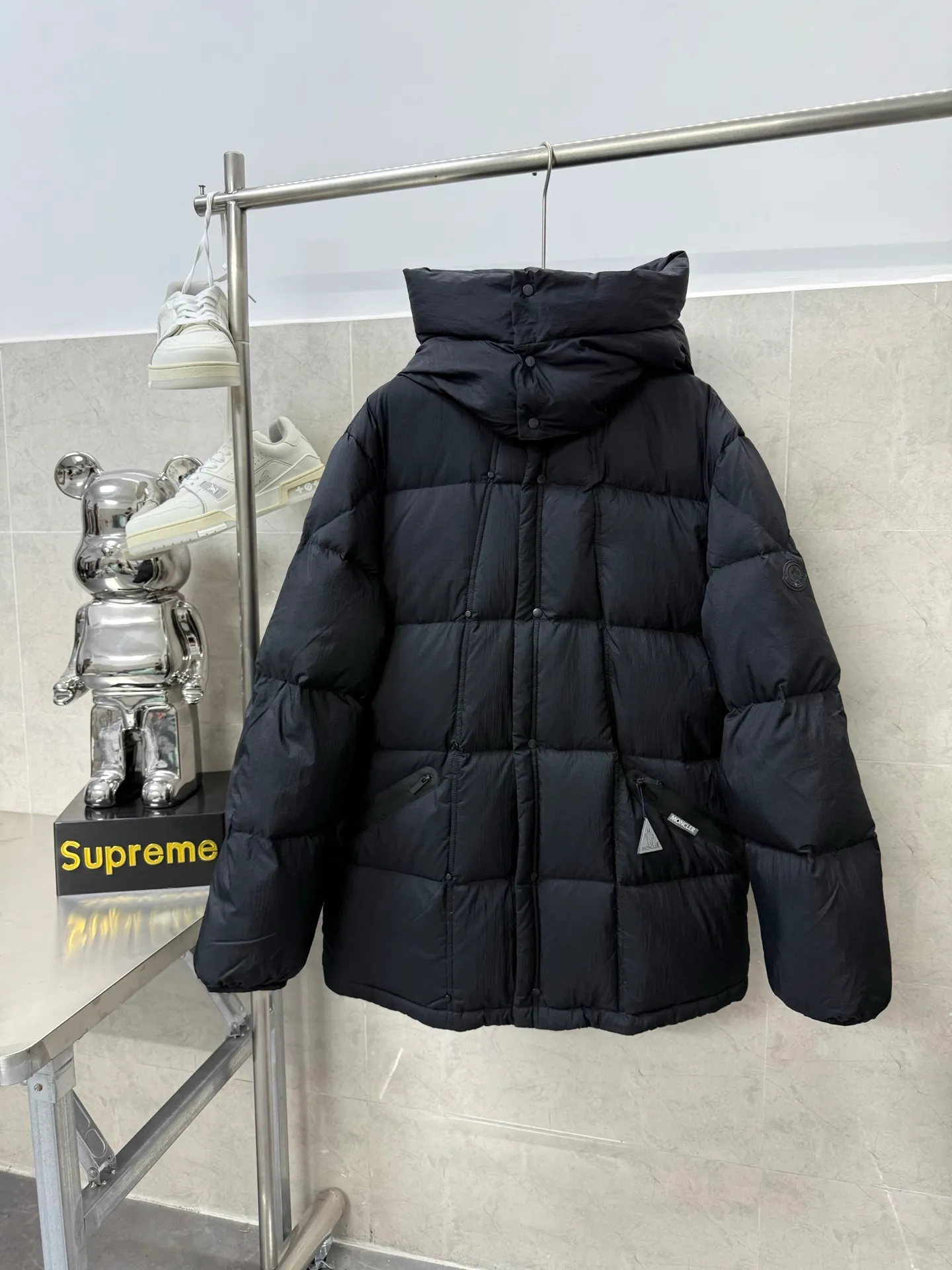P1120 Moncler's new autumn and winter hooded turtleneck down jacket is rarely available through trading company channels. It is a must-have warm item for cooling down the weather. It can be worn both for daily use and outdoor sports. The hat zipper is detachable, wear-resistant, scratch-resistant and easy to care for. The interior is filled with 90% European standard high-quality white goose down, which is matched with large square quilting technology to create a fluffy and full overall effect. It also has a strong thermal insulation and temperature locking effect, so that you are not afraid of the cold outdoor weather in autumn and winter. Size: 12345