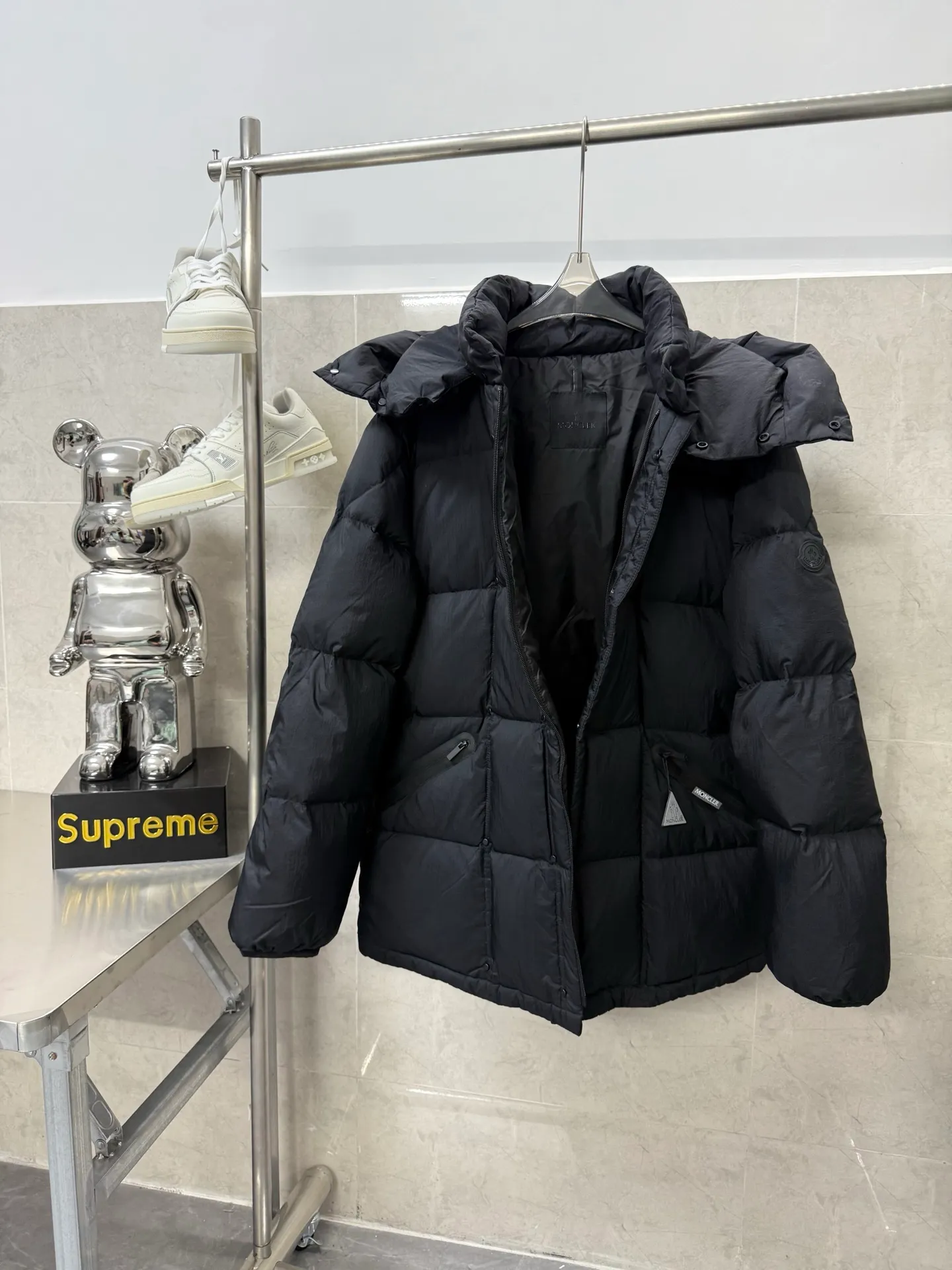 P1120 Moncler's new autumn and winter hooded turtleneck down jacket is rarely available through trading company channels. It is a must-have warm item for cooling down the weather. It can be worn both for daily use and outdoor sports. The hat zipper is detachable, wear-resistant, scratch-resistant and easy to care for. The interior is filled with 90% European standard high-quality white goose down, which is matched with large square quilting technology to create a fluffy and full overall effect. It also has a strong thermal insulation and temperature locking effect, so that you are not afraid of the cold outdoor weather in autumn and winter. Size: 12345