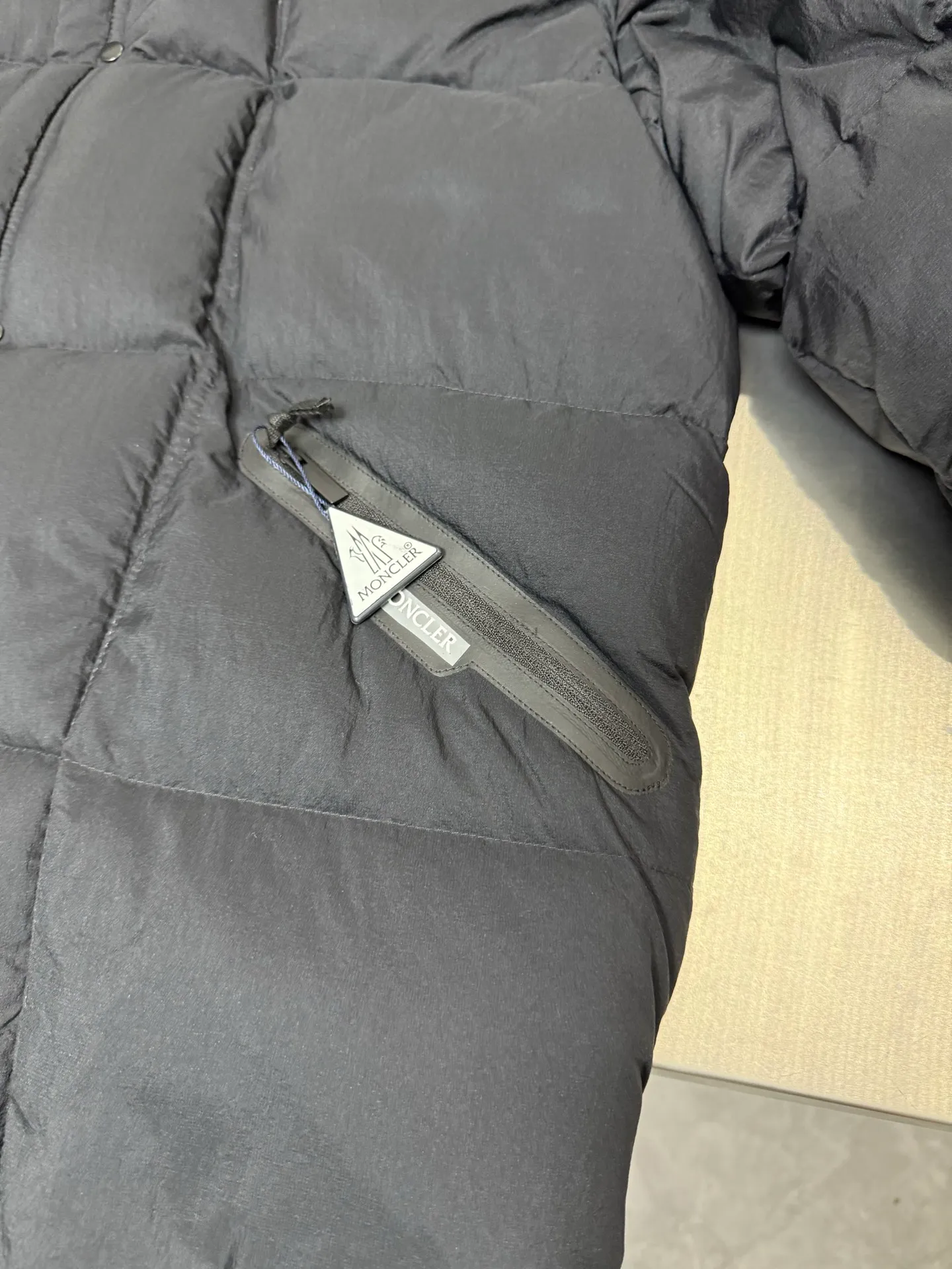P1120 Moncler's new autumn and winter hooded turtleneck down jacket is rarely available through trading company channels. It is a must-have warm item for cooling down the weather. It can be worn both for daily use and outdoor sports. The hat zipper is detachable, wear-resistant, scratch-resistant and easy to care for. The interior is filled with 90% European standard high-quality white goose down, which is matched with large square quilting technology to create a fluffy and full overall effect. It also has a strong thermal insulation and temperature locking effect, so that you are not afraid of the cold outdoor weather in autumn and winter. Size: 12345