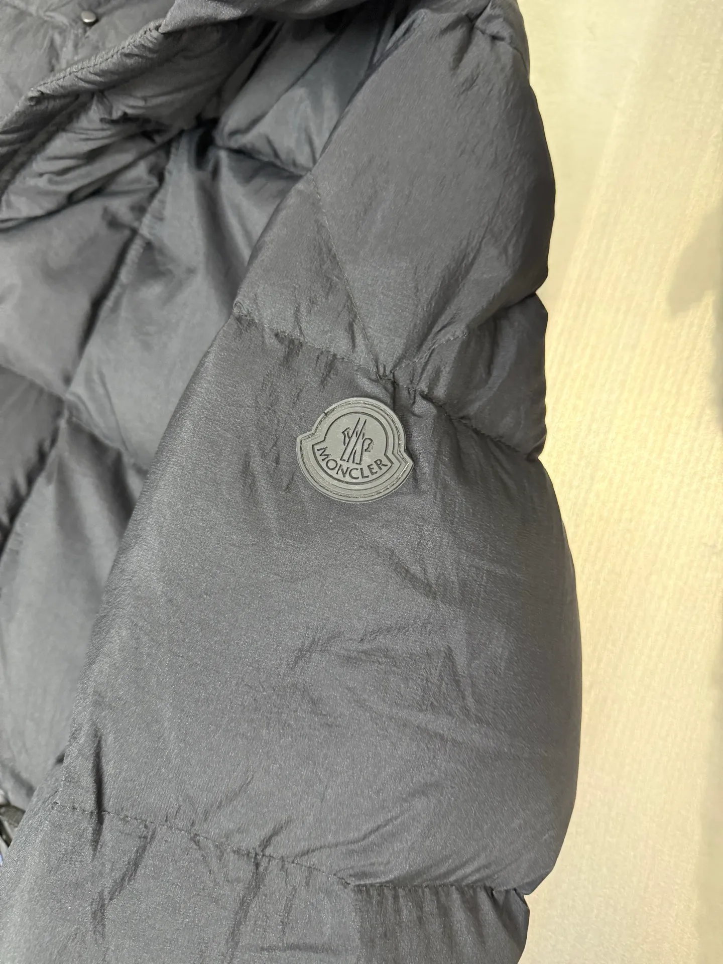 P1120 Moncler's new autumn and winter hooded turtleneck down jacket is rarely available through trading company channels. It is a must-have warm item for cooling down the weather. It can be worn both for daily use and outdoor sports. The hat zipper is detachable, wear-resistant, scratch-resistant and easy to care for. The interior is filled with 90% European standard high-quality white goose down, which is matched with large square quilting technology to create a fluffy and full overall effect. It also has a strong thermal insulation and temperature locking effect, so that you are not afraid of the cold outdoor weather in autumn and winter. Size: 12345