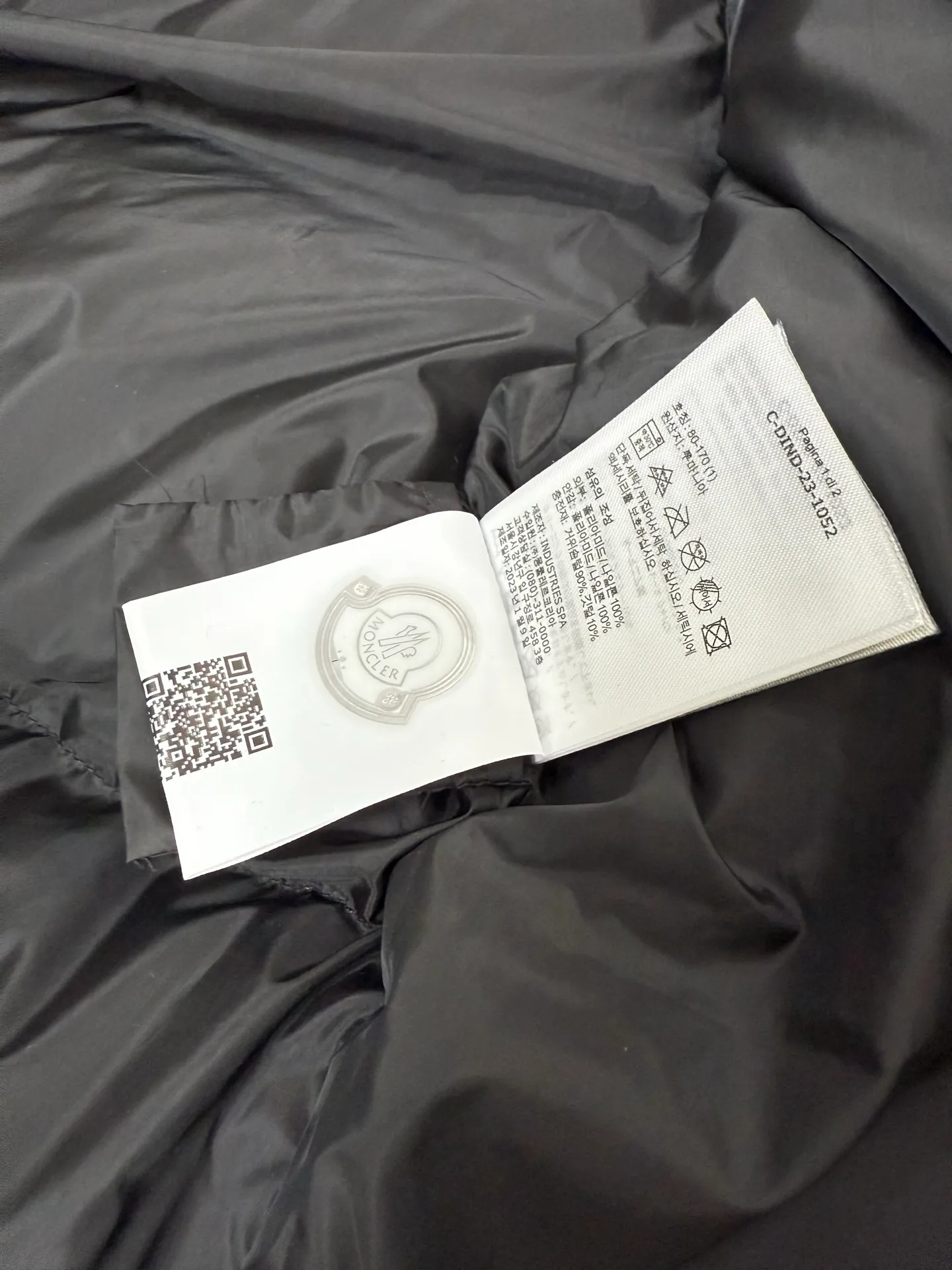 P1120 Moncler's new autumn and winter hooded turtleneck down jacket is rarely available through trading company channels. It is a must-have warm item for cooling down the weather. It can be worn both for daily use and outdoor sports. The hat zipper is detachable, wear-resistant, scratch-resistant and easy to care for. The interior is filled with 90% European standard high-quality white goose down, which is matched with large square quilting technology to create a fluffy and full overall effect. It also has a strong thermal insulation and temperature locking effect, so that you are not afraid of the cold outdoor weather in autumn and winter. Size: 12345