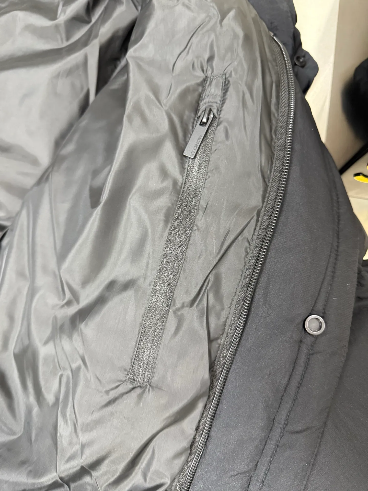 P1120 Moncler's new autumn and winter hooded turtleneck down jacket is rarely available through trading company channels. It is a must-have warm item for cooling down the weather. It can be worn both for daily use and outdoor sports. The hat zipper is detachable, wear-resistant, scratch-resistant and easy to care for. The interior is filled with 90% European standard high-quality white goose down, which is matched with large square quilting technology to create a fluffy and full overall effect. It also has a strong thermal insulation and temperature locking effect, so that you are not afraid of the cold outdoor weather in autumn and winter. Size: 12345