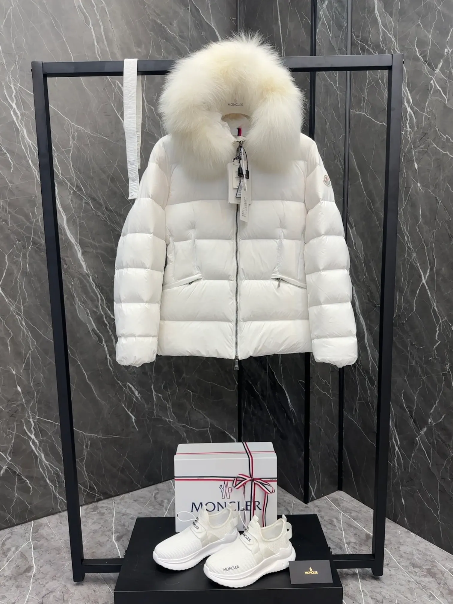 P920 Moncler Boed Women's Short Down Jacket Jacket The Boed women's down jacket is made of longue saison fabric and decorated with fur trim to provide warmth and care. (⚠️Fox fur collar imported from Finland, of course the fur collar needs to be larger to look good) The Boed down jacket has a soft silhouette design and is equipped with a delicate belt to create a sophisticated and elegant winter look. Made of longue saison fabric with wool trim on the hood. Details •Made from longue saison fabric •Longue saison lining •Filled with down •Hood with removable fleece trim •Two-way zipper closure •Elasticated waistband with patented snap buttons •Zip closure lateral pockets with grosgrain piping •Adjustable elastic cuffs Size: 1-4 Women's