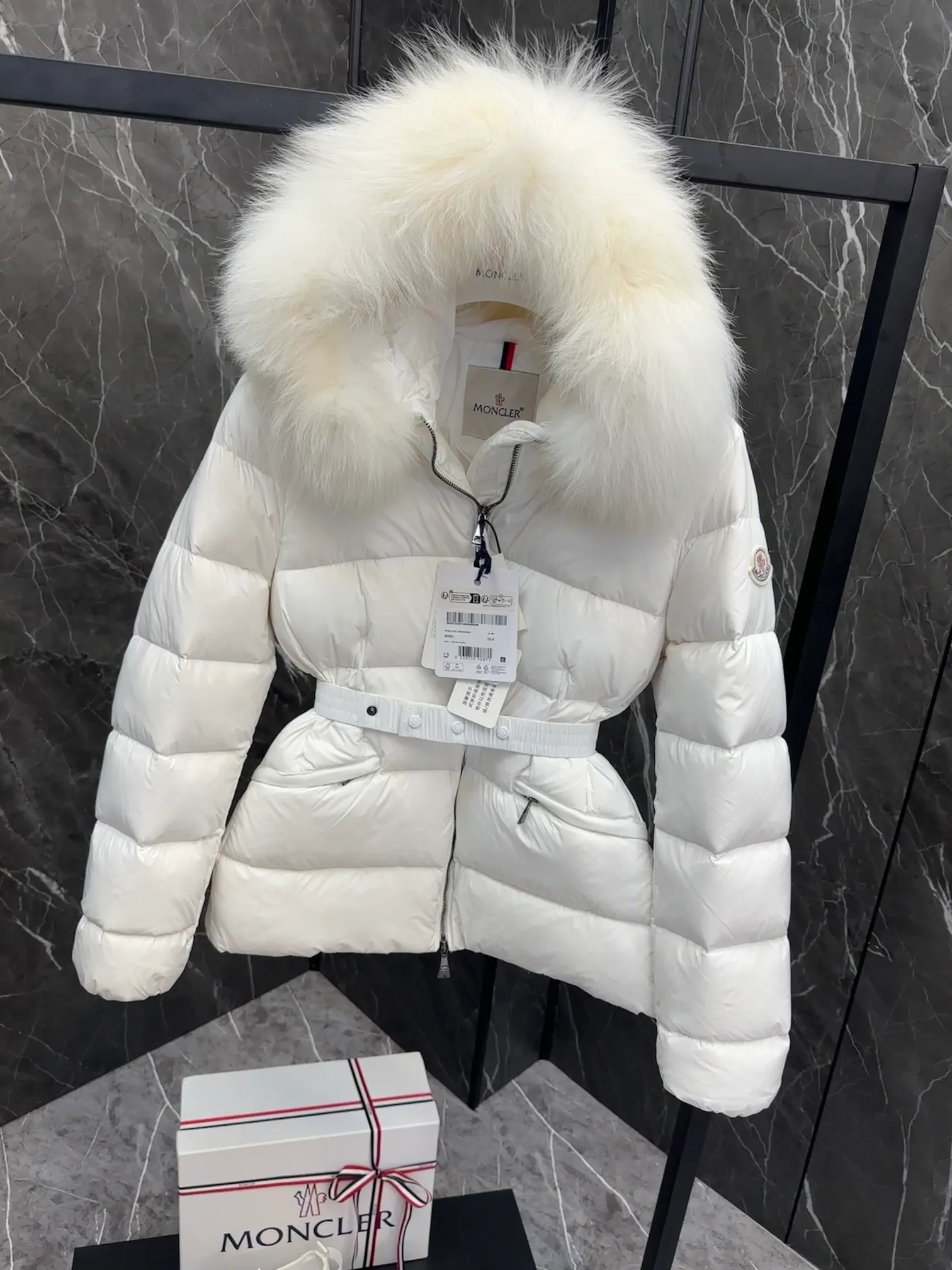 P920 Moncler Boed Women's Short Down Jacket Jacket The Boed women's down jacket is made of longue saison fabric and decorated with fur trim to provide warmth and care. (⚠️Fox fur collar imported from Finland, of course the fur collar needs to be larger to look good) The Boed down jacket has a soft silhouette design and is equipped with a delicate belt to create a sophisticated and elegant winter look. Made of longue saison fabric with wool trim on the hood. Details •Made from longue saison fabric •Longue saison lining •Filled with down •Hood with removable fleece trim •Two-way zipper closure •Elasticated waistband with patented snap buttons •Zip closure lateral pockets with grosgrain piping •Adjustable elastic cuffs Size: 1-4 Women's