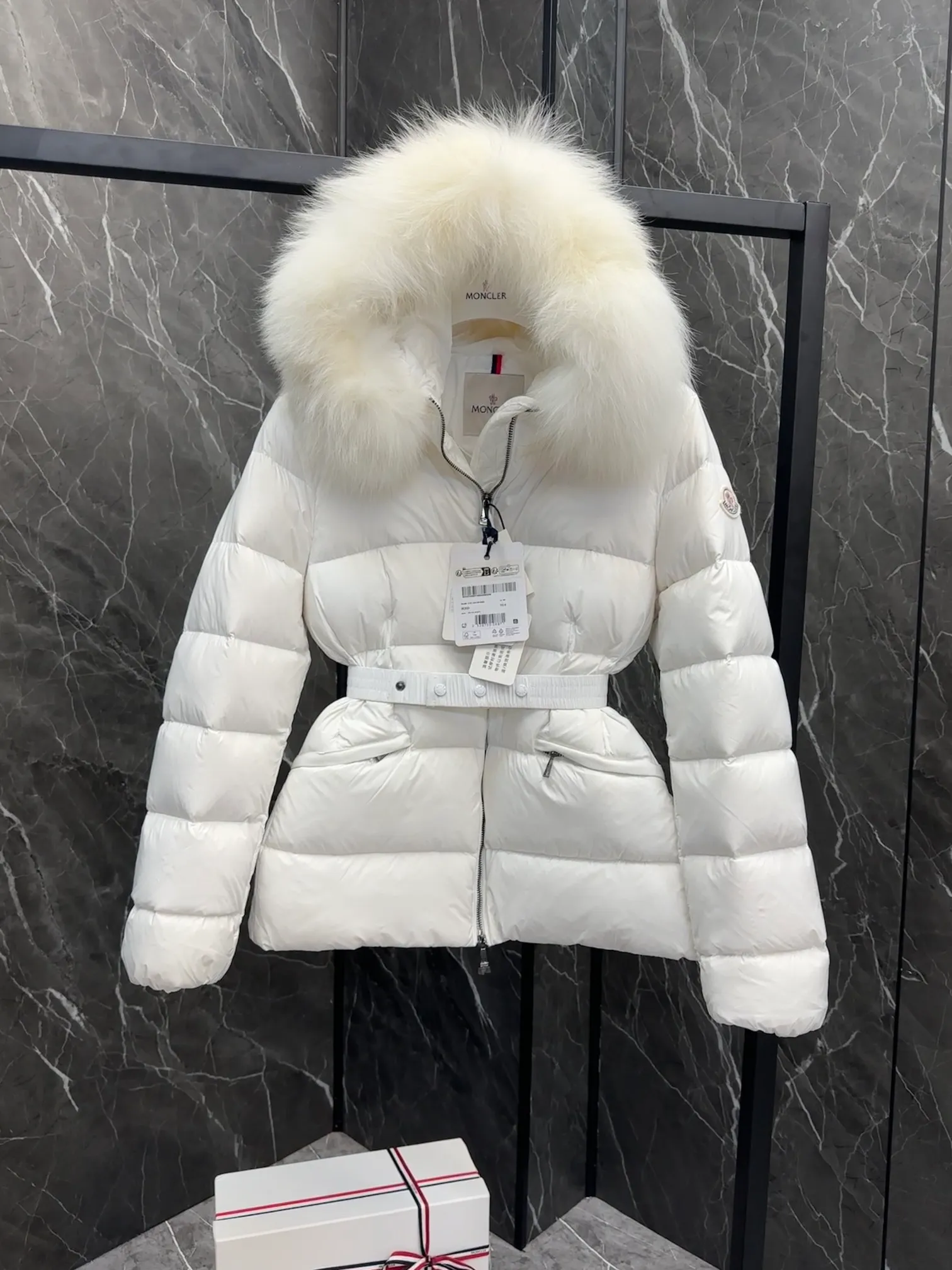 P920 Moncler Boed Women's Short Down Jacket Jacket The Boed women's down jacket is made of longue saison fabric and decorated with fur trim to provide warmth and care. (⚠️Fox fur collar imported from Finland, of course the fur collar needs to be larger to look good) The Boed down jacket has a soft silhouette design and is equipped with a delicate belt to create a sophisticated and elegant winter look. Made of longue saison fabric with wool trim on the hood. Details •Made from longue saison fabric •Longue saison lining •Filled with down •Hood with removable fleece trim •Two-way zipper closure •Elasticated waistband with patented snap buttons •Zip closure lateral pockets with grosgrain piping •Adjustable elastic cuffs Size: 1-4 Women's