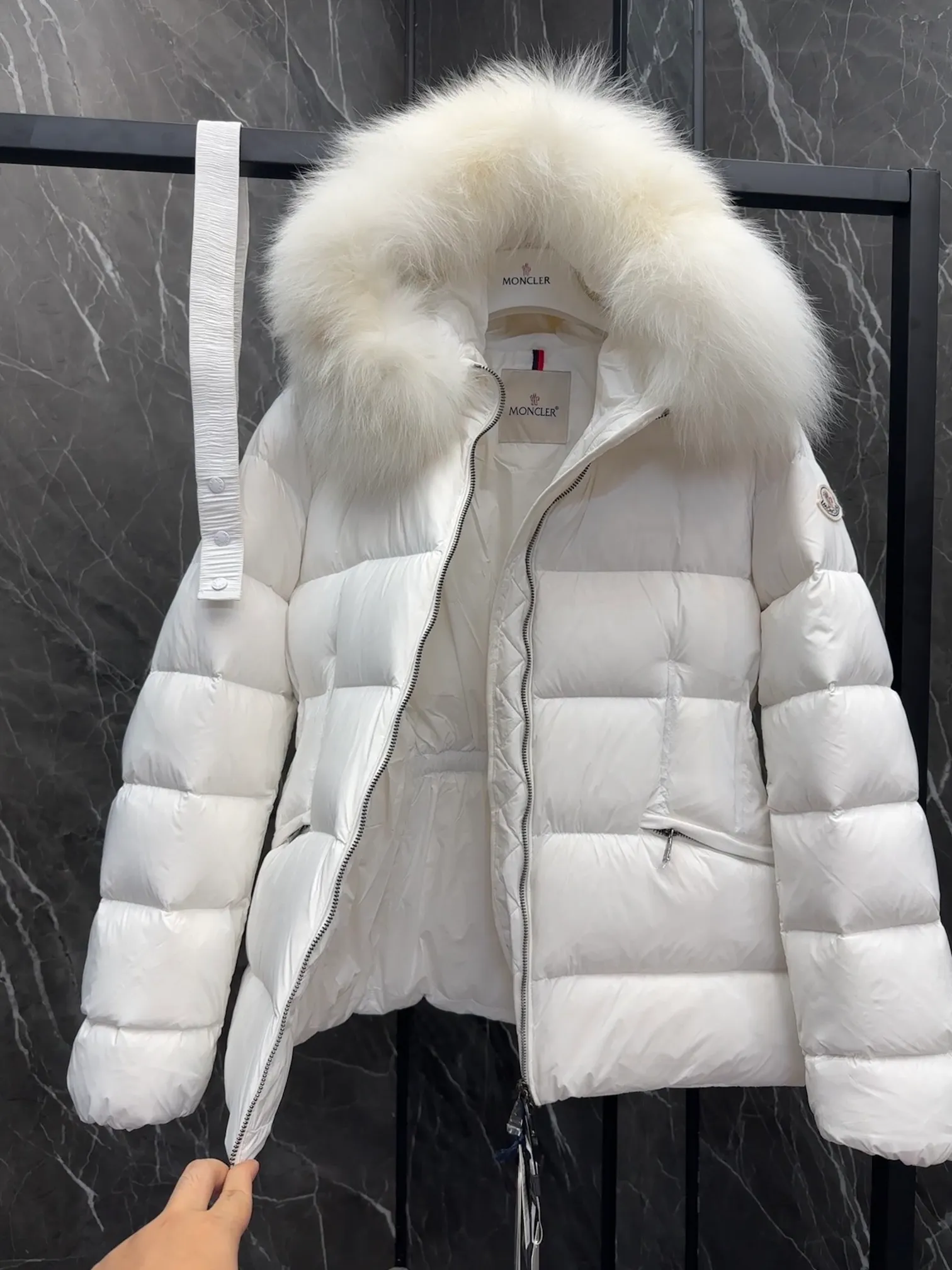 P920 Moncler Boed Women's Short Down Jacket Jacket The Boed women's down jacket is made of longue saison fabric and decorated with fur trim to provide warmth and care. (⚠️Fox fur collar imported from Finland, of course the fur collar needs to be larger to look good) The Boed down jacket has a soft silhouette design and is equipped with a delicate belt to create a sophisticated and elegant winter look. Made of longue saison fabric with wool trim on the hood. Details •Made from longue saison fabric •Longue saison lining •Filled with down •Hood with removable fleece trim •Two-way zipper closure •Elasticated waistband with patented snap buttons •Zip closure lateral pockets with grosgrain piping •Adjustable elastic cuffs Size: 1-4 Women's